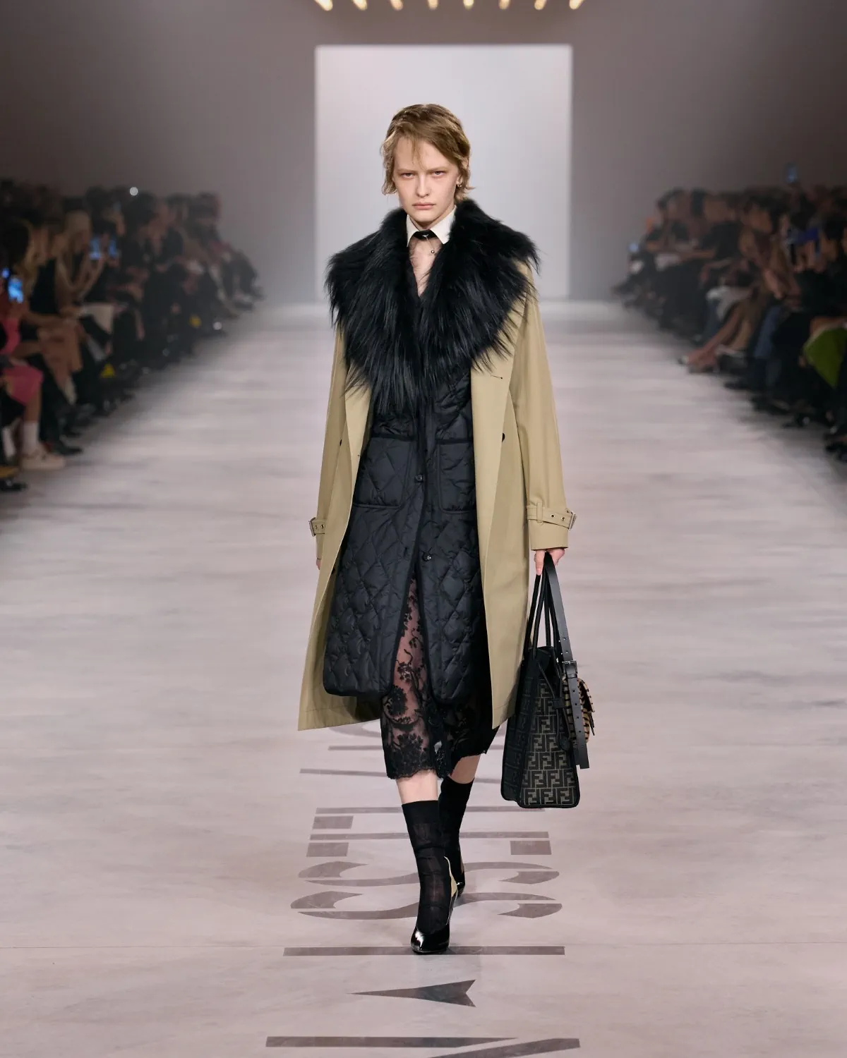 Fendi Thu-Đông 2026: Thời trang phi giới tính và sự trở lại của lông thú Fendi Thu-Đông 2026 - Milan Fashion Week