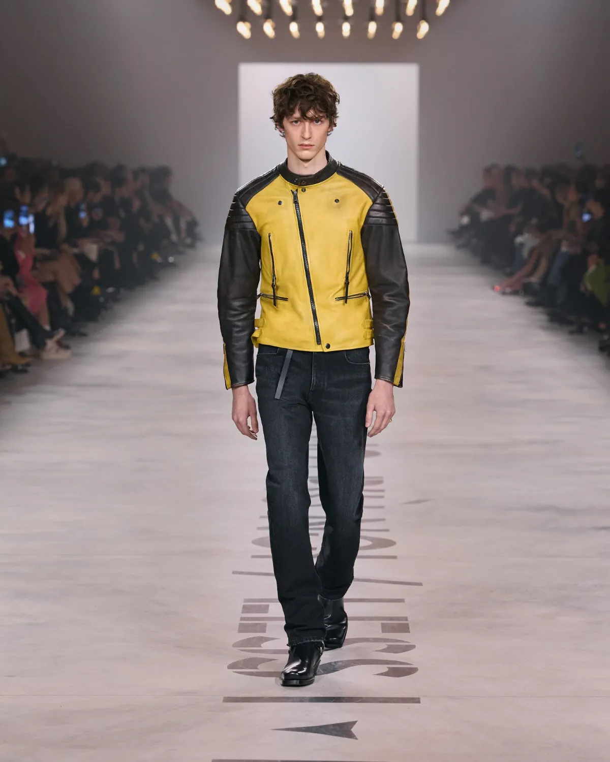Fendi Thu-Đông 2026: Thời trang phi giới tính và sự trở lại của lông thú Fendi Thu-Đông 2026 - Milan Fashion Week