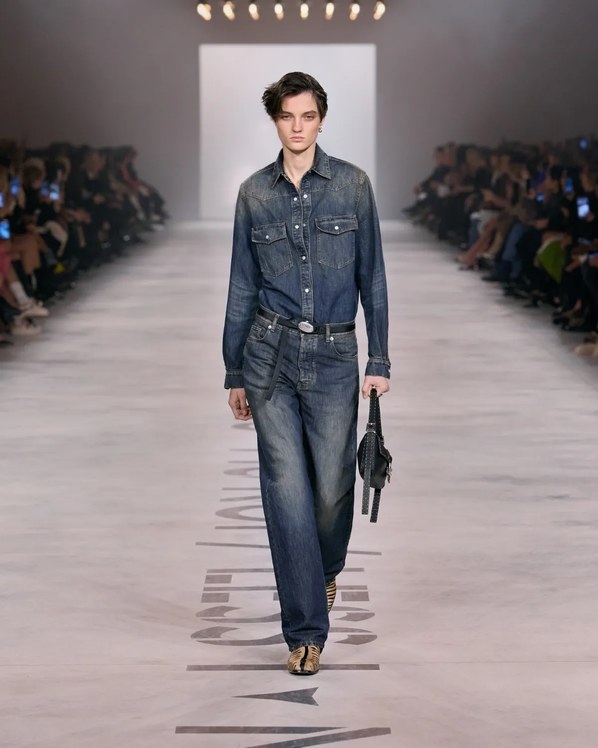 Fendi Thu-Đông 2026: Thời trang phi giới tính và sự trở lại của lông thú Fendi Thu-Đông 2026 - Milan Fashion Week