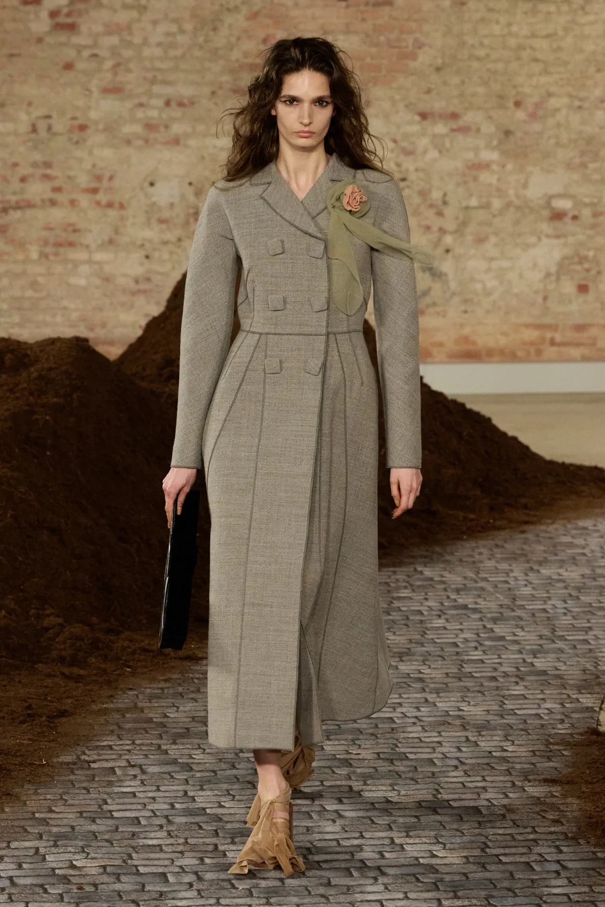 Moschino Thu-Đông 2026: Adrian Appiolaza kể câu chuyện quê hương Argentina Moschino Thu-Đông 2026 - Milan Fashion Week