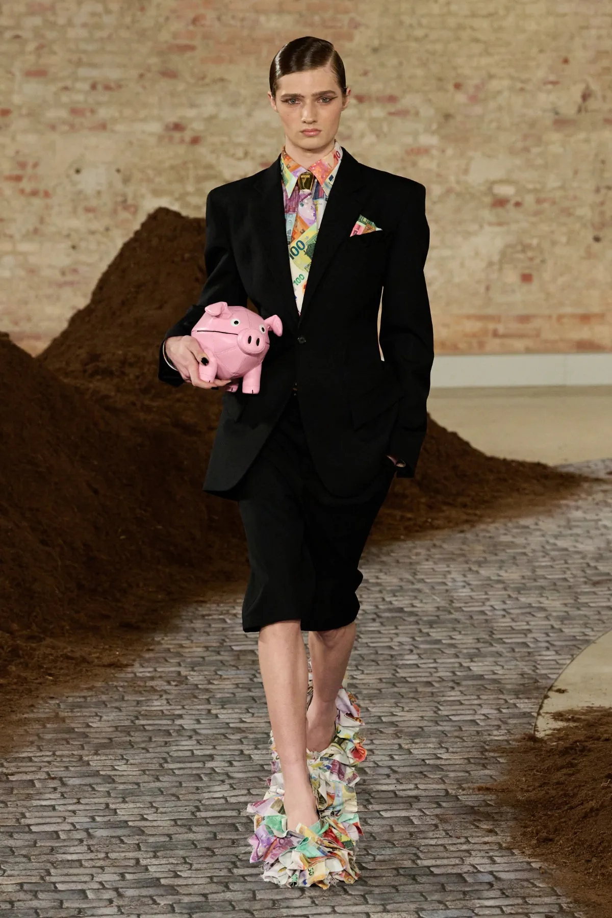 Moschino Thu-Đông 2026: Adrian Appiolaza kể câu chuyện quê hương Argentina Moschino Thu-Đông 2026 - Milan Fashion Week