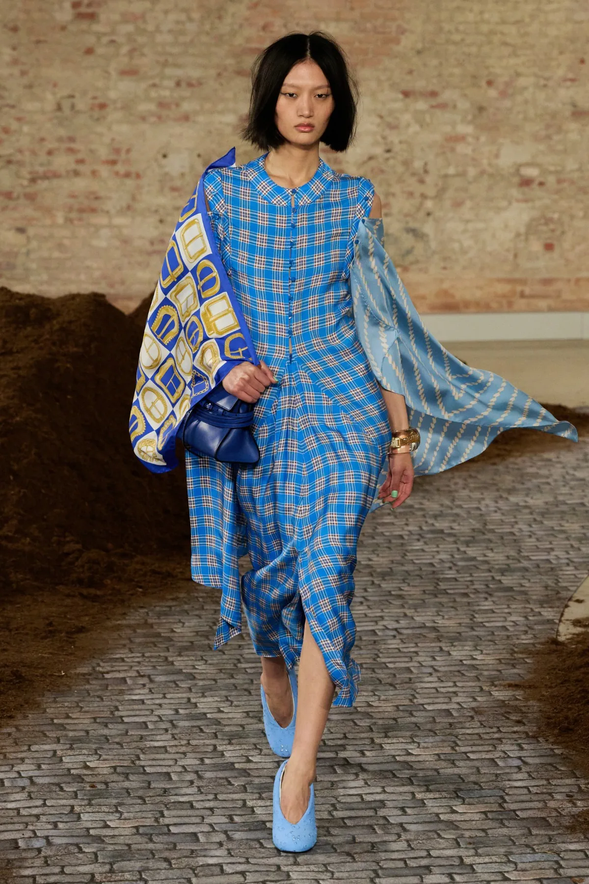 Moschino Thu-Đông 2026: Adrian Appiolaza kể câu chuyện quê hương Argentina Moschino Thu-Đông 2026 - Milan Fashion Week