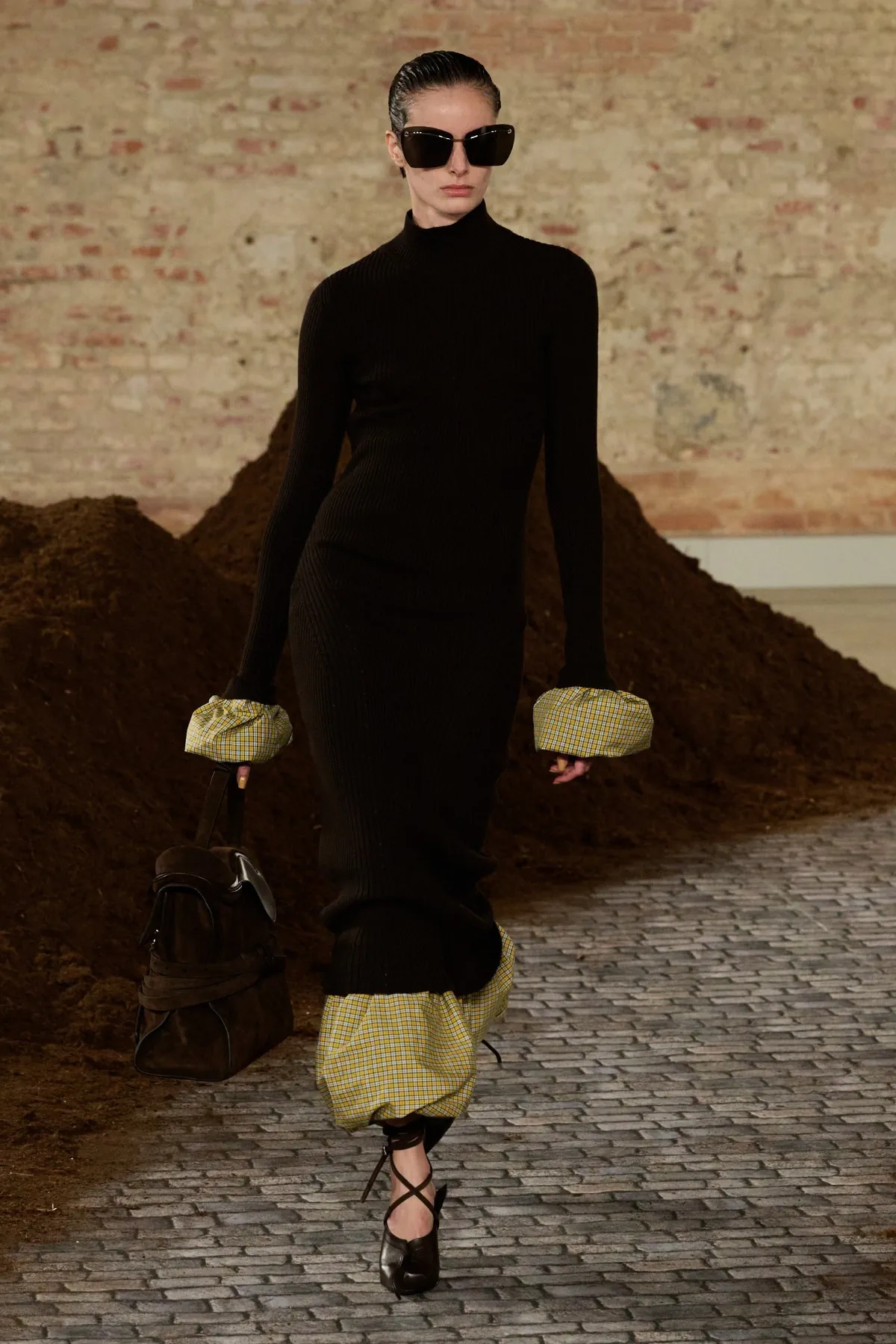 Moschino Thu-Đông 2026: Adrian Appiolaza kể câu chuyện quê hương Argentina Moschino Thu-Đông 2026 - Milan Fashion Week