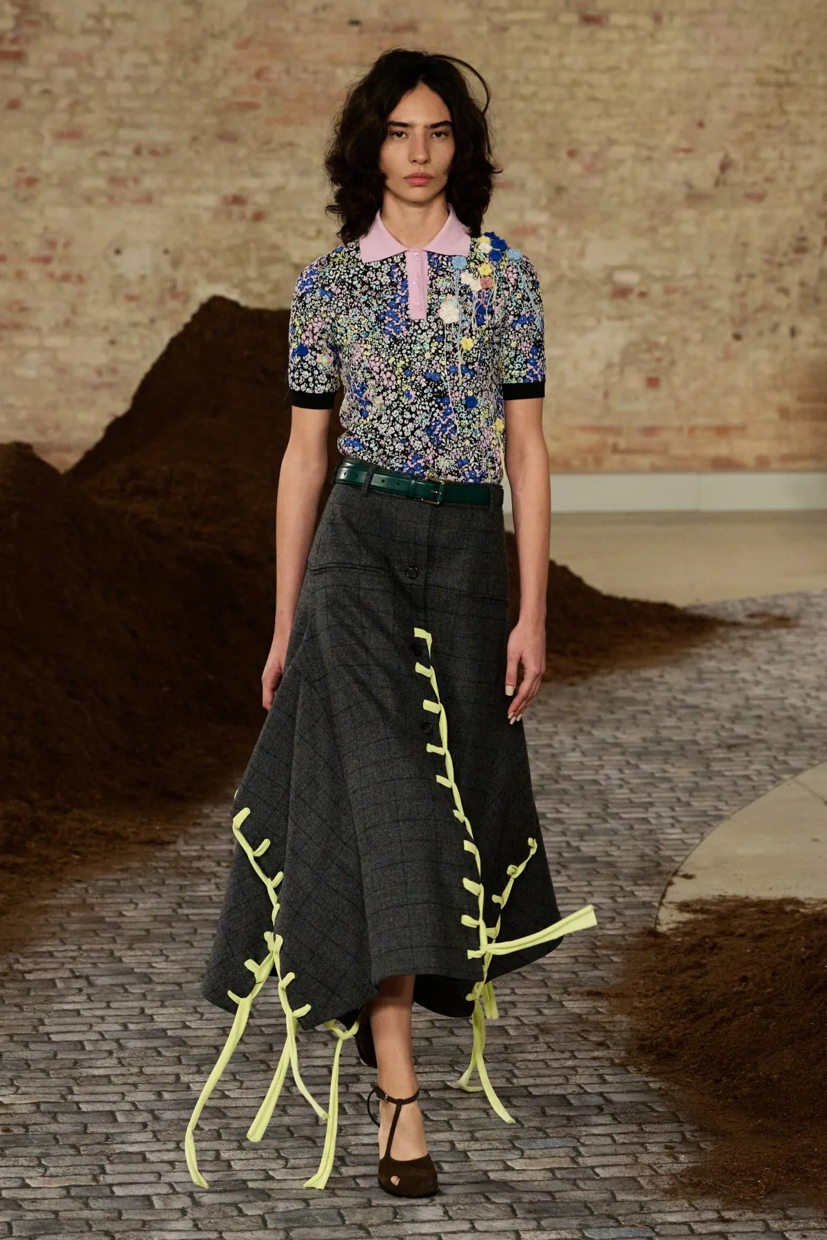 Moschino Thu-Đông 2026: Adrian Appiolaza kể câu chuyện quê hương Argentina Moschino Thu-Đông 2026 - Milan Fashion Week