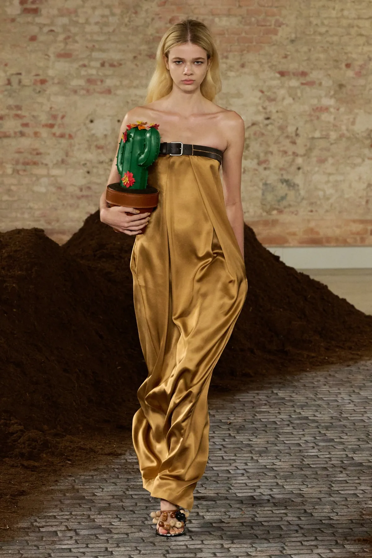 Moschino Thu-Đông 2026: Adrian Appiolaza kể câu chuyện quê hương Argentina Moschino Thu-Đông 2026 - Milan Fashion Week