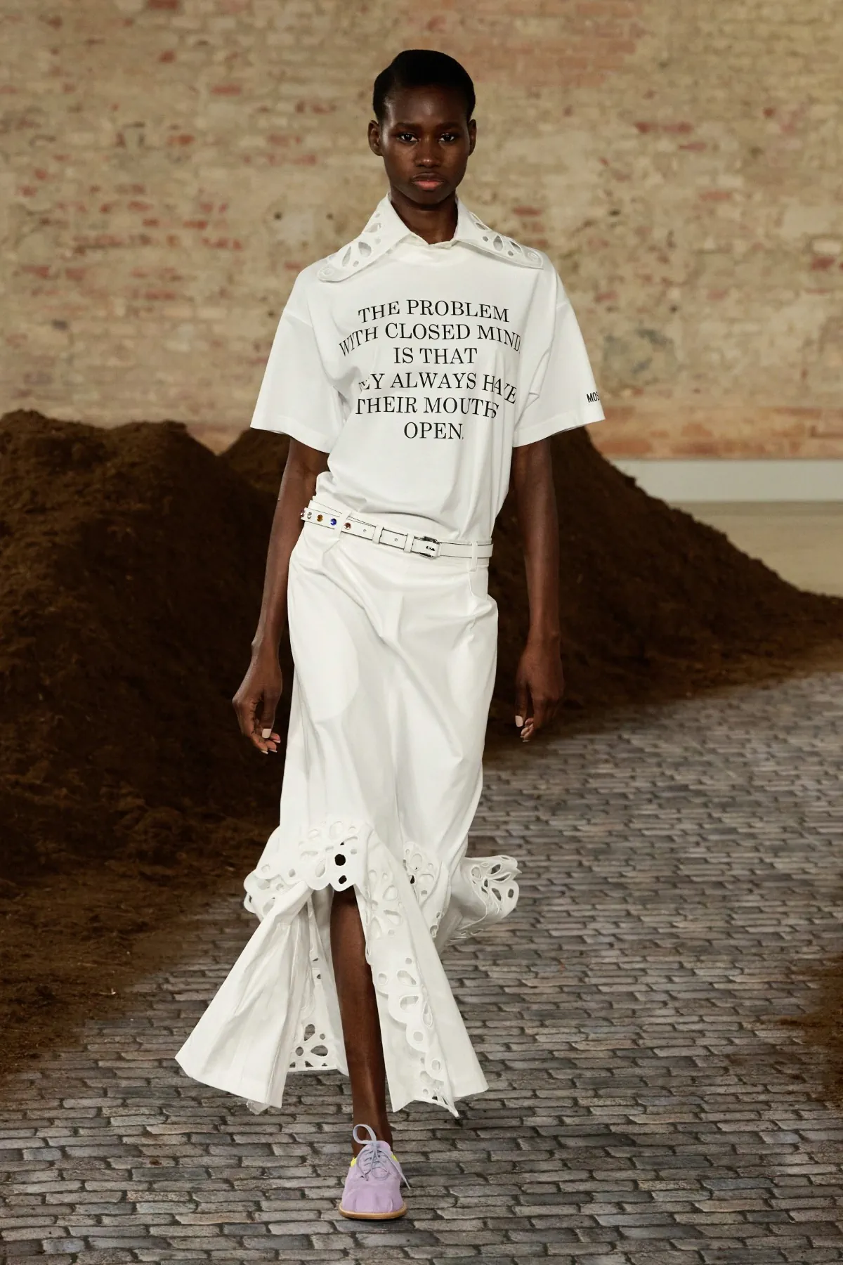 Moschino Thu-Đông 2026: Adrian Appiolaza kể câu chuyện quê hương Argentina Moschino Thu-Đông 2026 - Milan Fashion Week