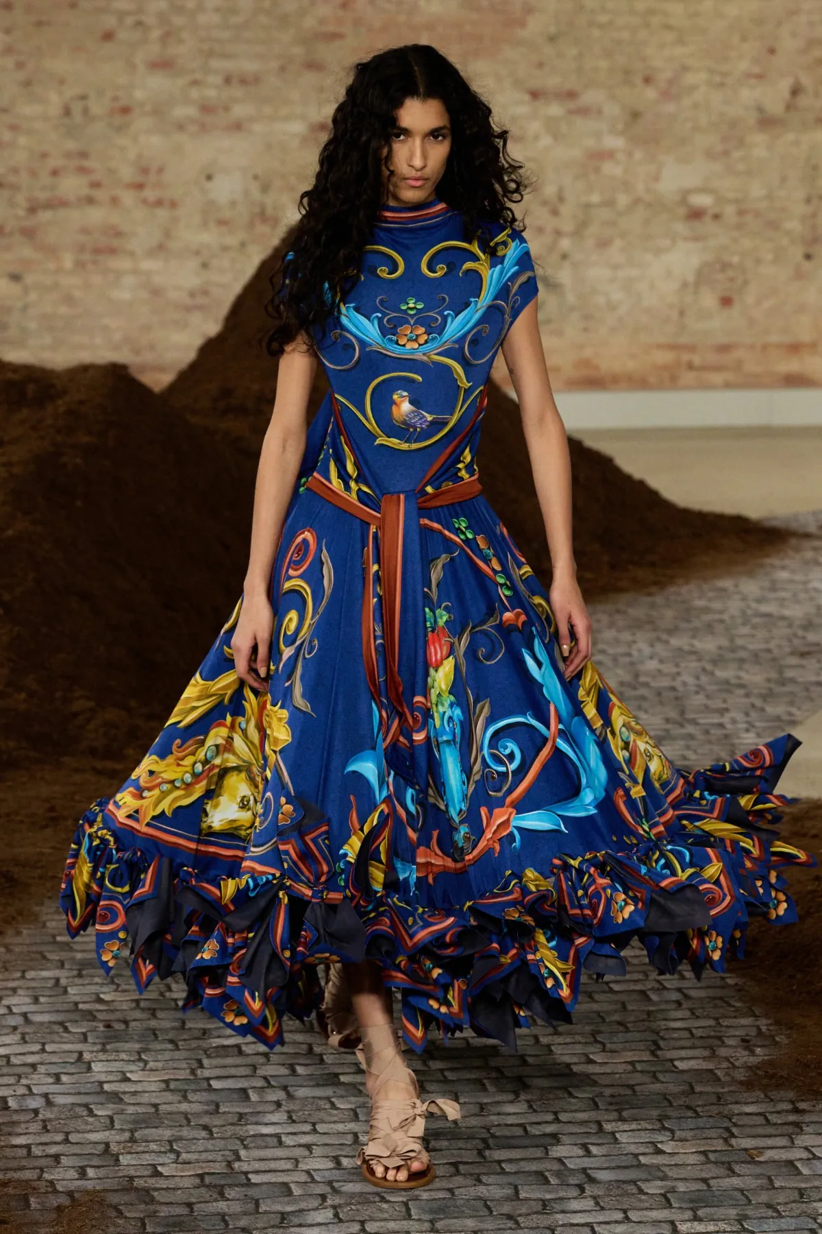 Moschino Thu-Đông 2026: Adrian Appiolaza kể câu chuyện quê hương Argentina Moschino Thu-Đông 2026 - Milan Fashion Week