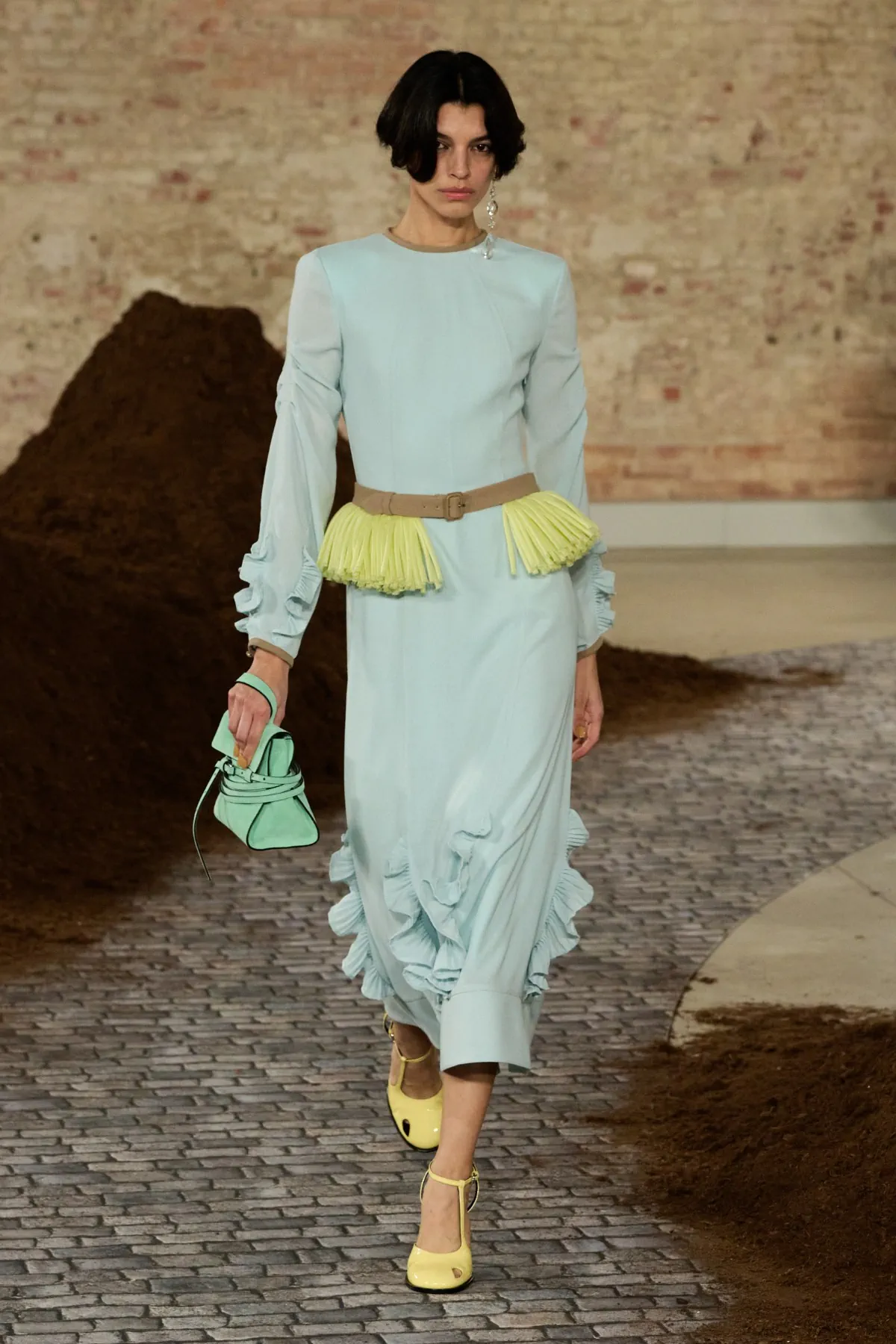 Moschino Thu-Đông 2026: Adrian Appiolaza kể câu chuyện quê hương Argentina Moschino Thu-Đông 2026 - Milan Fashion Week