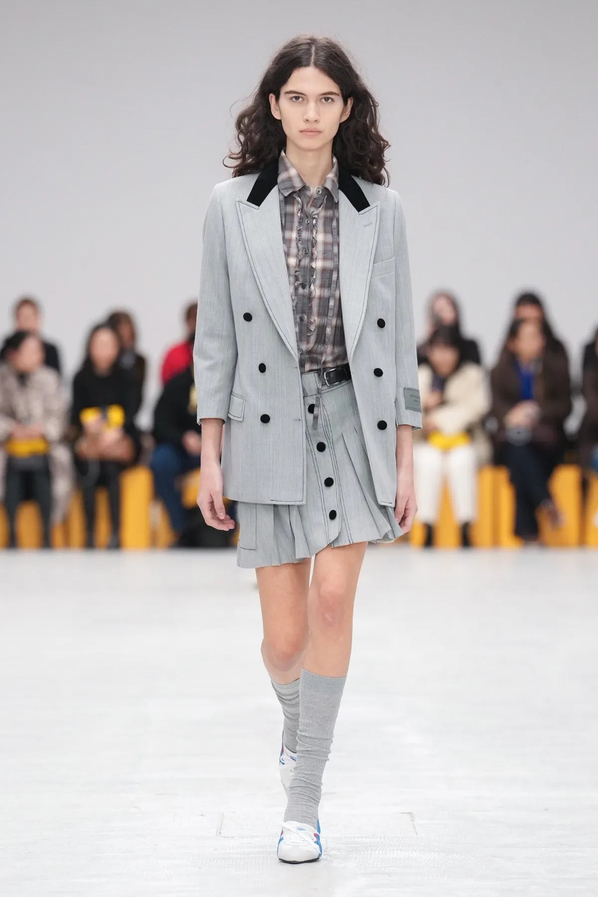 Onitsuka Tiger Thu-Đông 2026 đưa văn hóa học đường Tokyo lên sàn diễn Onitsuka Tiger Thu-Đông 2026 - Milan Fashion Week