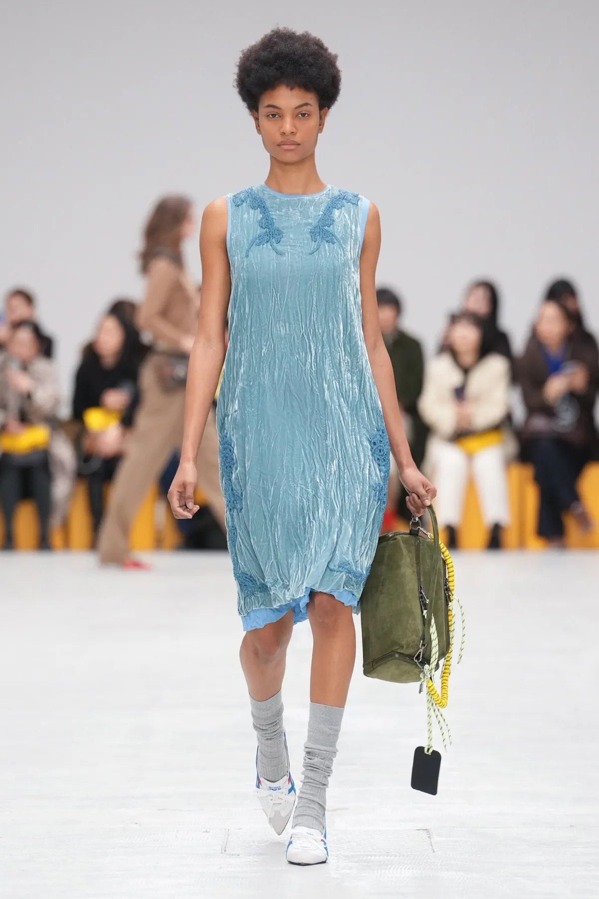 Onitsuka Tiger Thu-Đông 2026 đưa văn hóa học đường Tokyo lên sàn diễn Onitsuka Tiger Thu-Đông 2026 - Milan Fashion Week