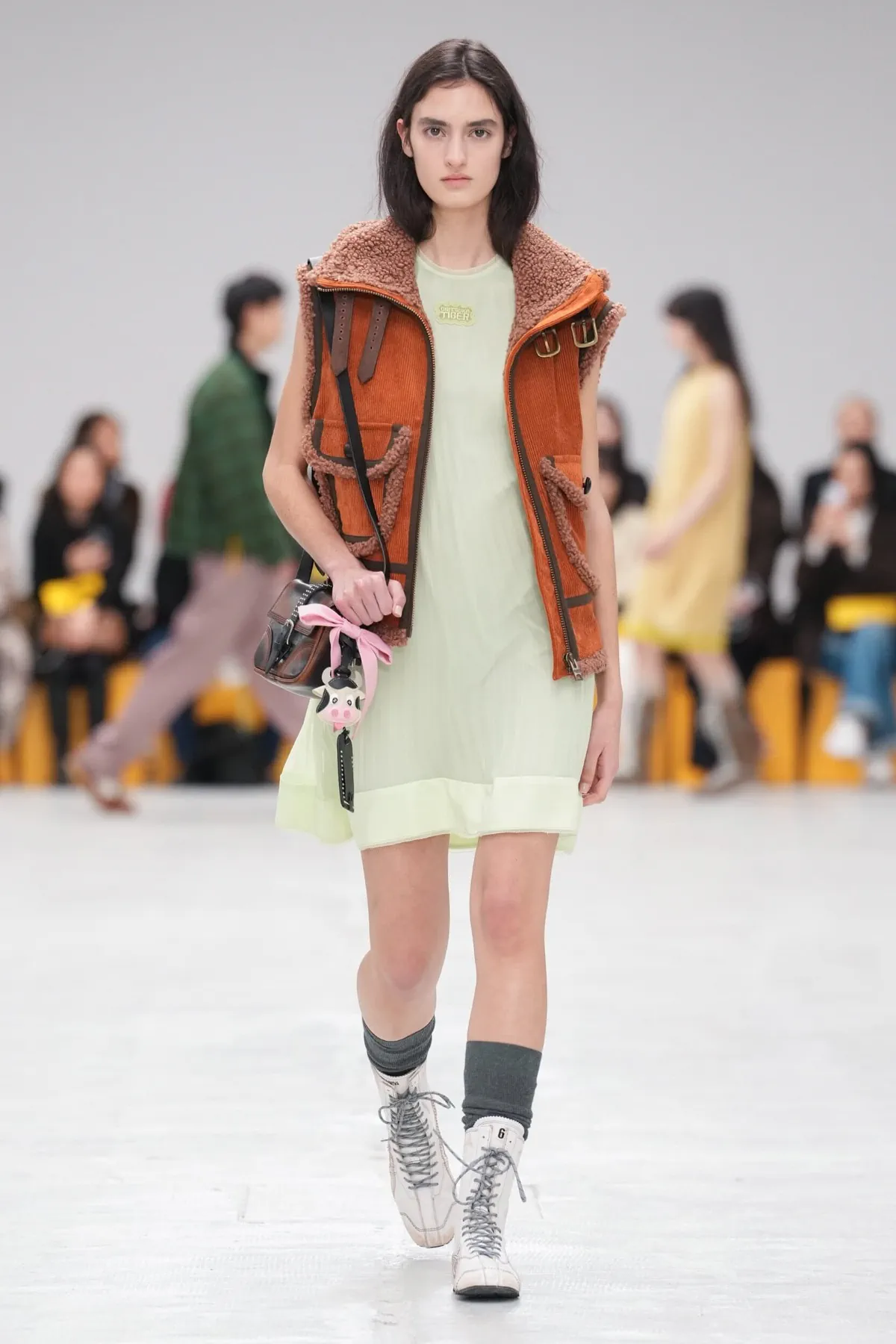 Onitsuka Tiger Thu-Đông 2026 đưa văn hóa học đường Tokyo lên sàn diễn Onitsuka Tiger Thu-Đông 2026 - Milan Fashion Week