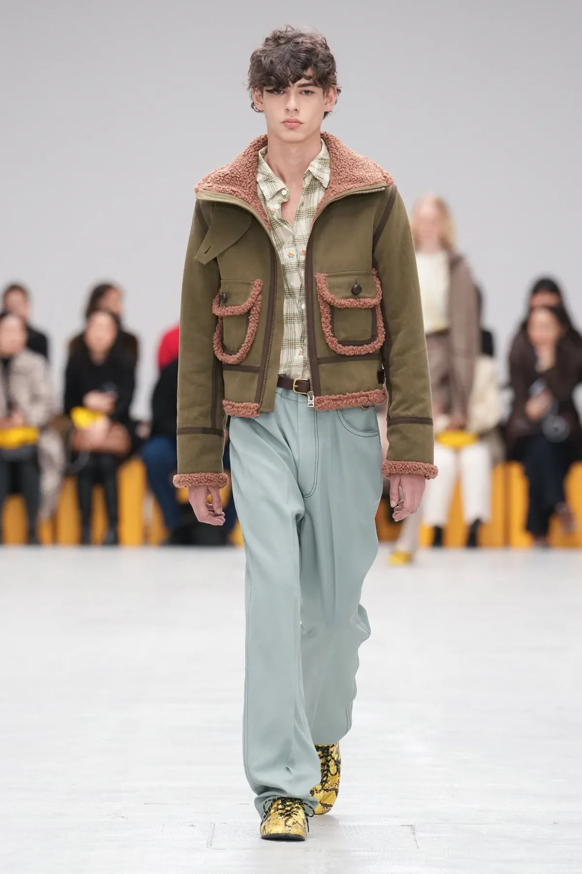 Onitsuka Tiger Thu-Đông 2026 đưa văn hóa học đường Tokyo lên sàn diễn Onitsuka Tiger Thu-Đông 2026 - Milan Fashion Week