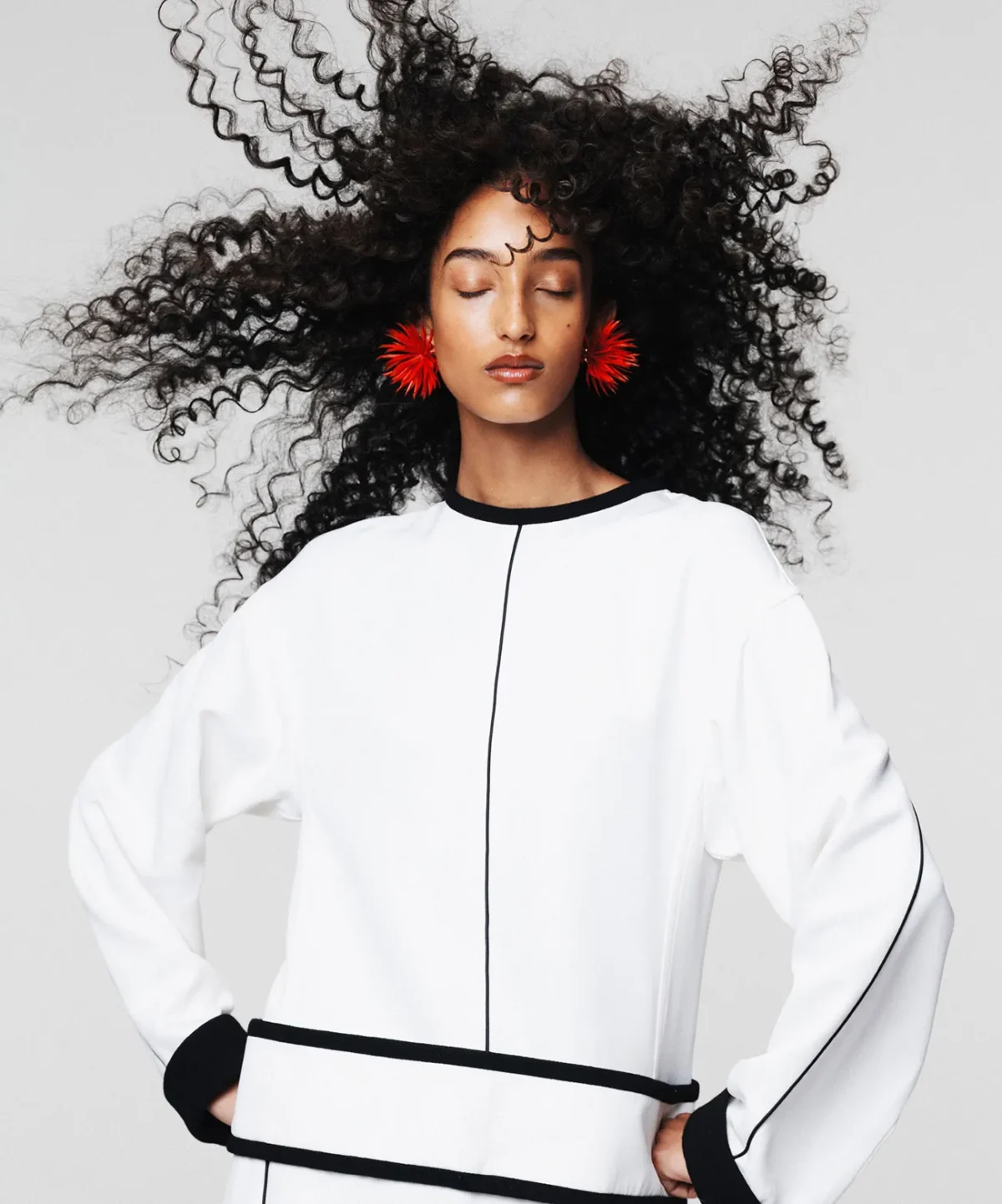 W Magazine Trung Quốc #19 2026: Penélope Cruz và Mona Tougaard mặc Chanel, chụp bởi Zhong Lin