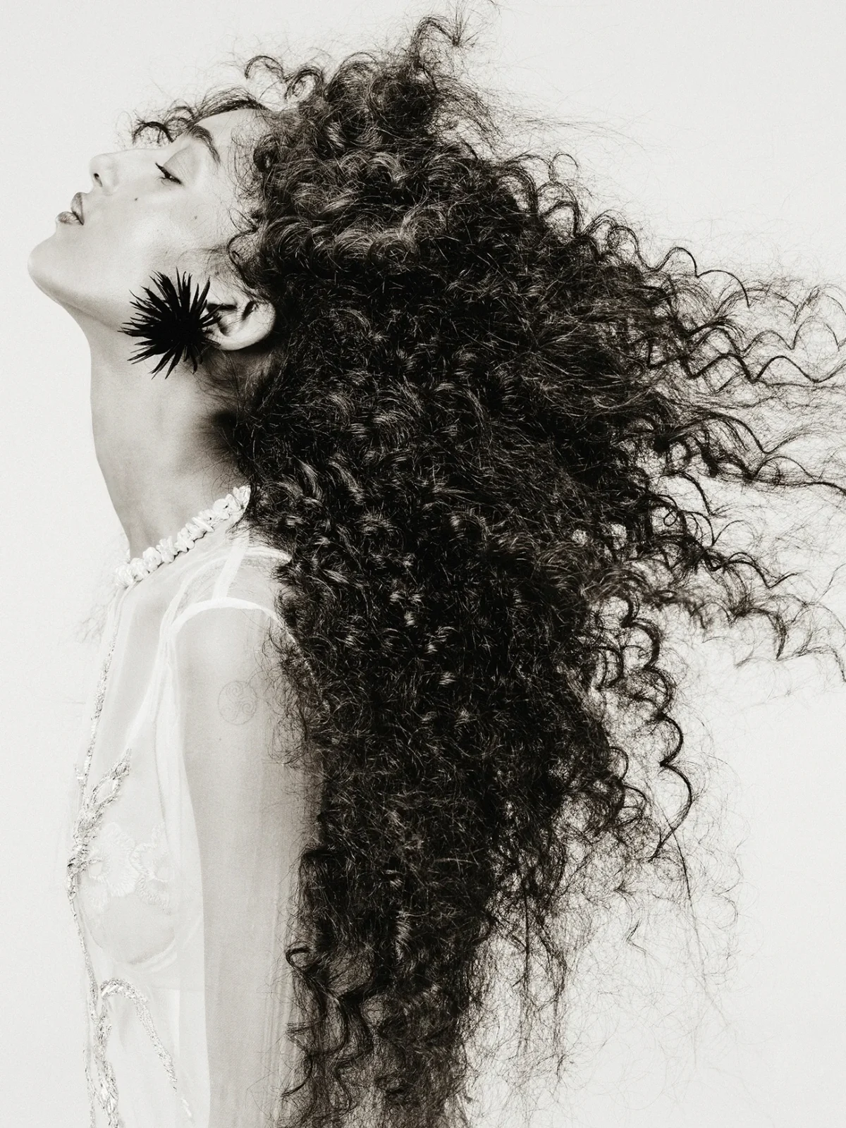 W Magazine Trung Quốc #19 2026: Penélope Cruz và Mona Tougaard mặc Chanel, chụp bởi Zhong Lin