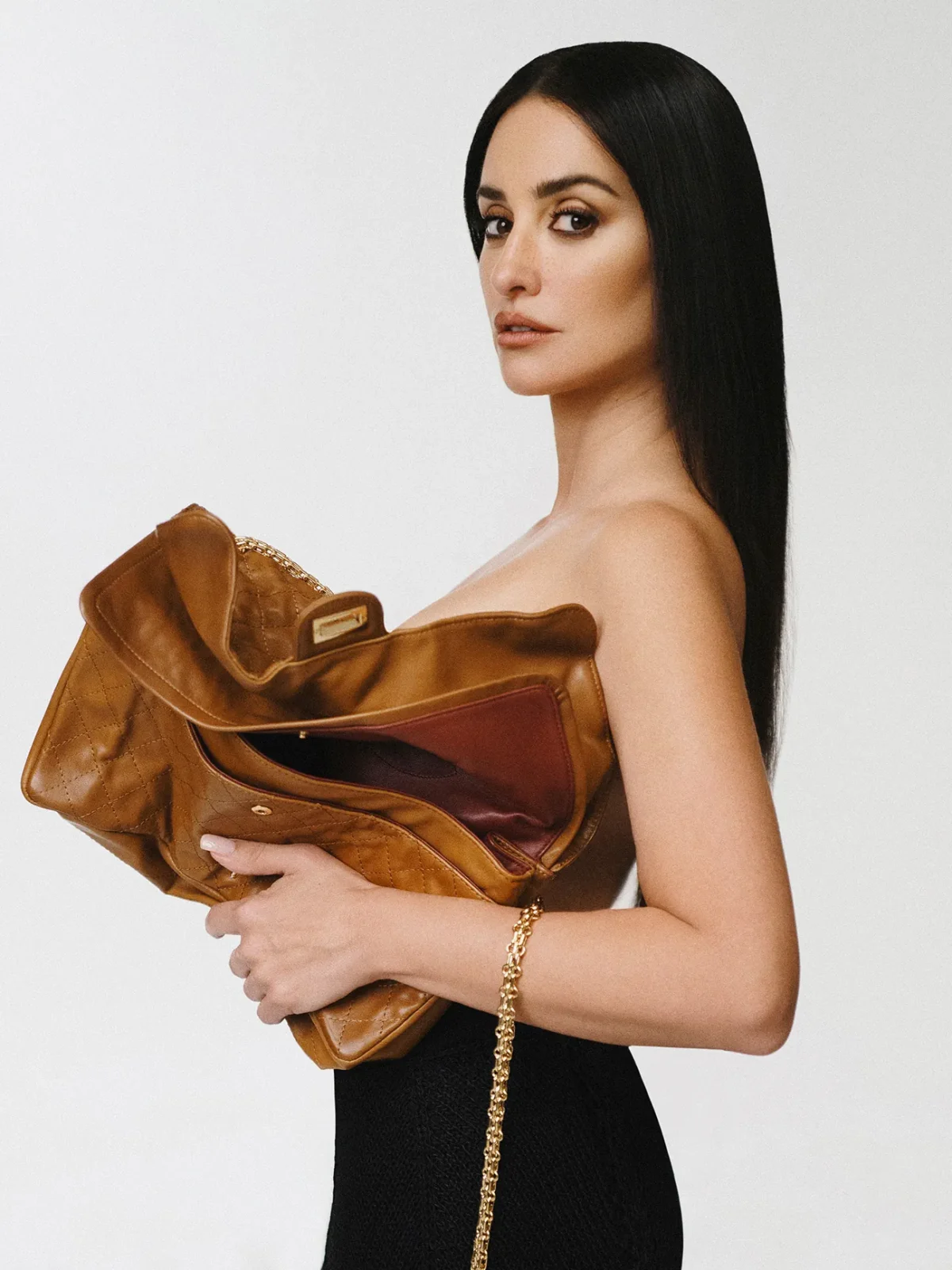 W Magazine Trung Quốc #19 2026: Penélope Cruz và Mona Tougaard mặc Chanel, chụp bởi Zhong Lin