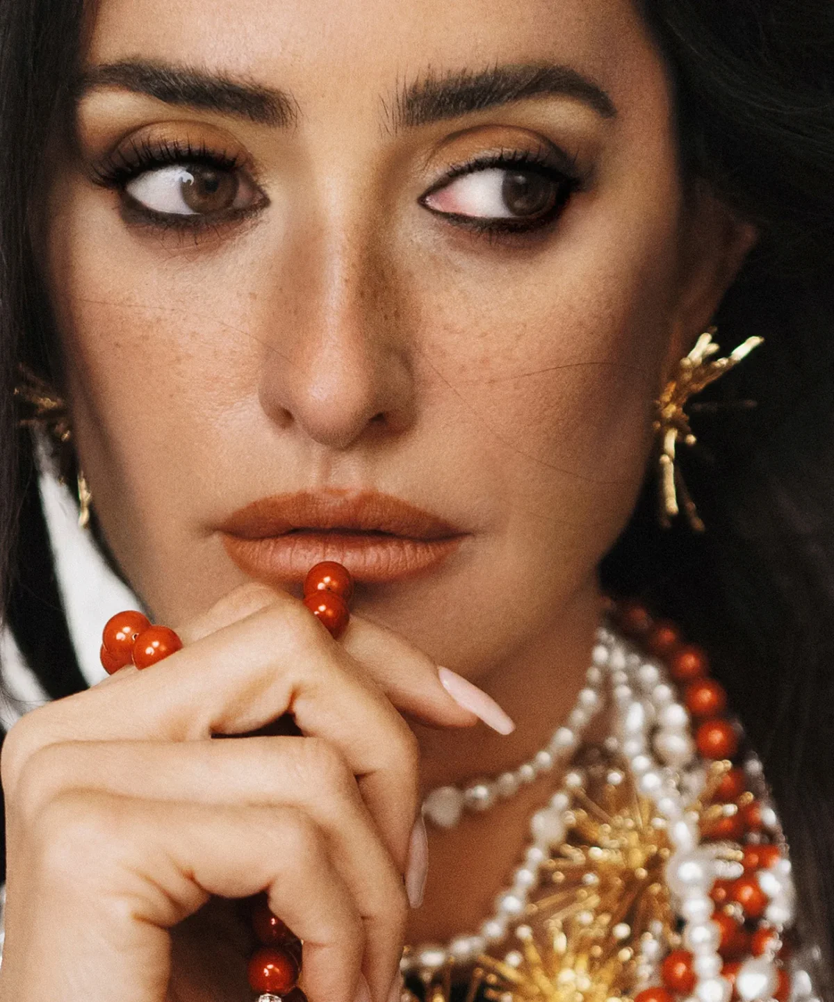 W Magazine Trung Quốc #19 2026: Penélope Cruz và Mona Tougaard mặc Chanel, chụp bởi Zhong Lin