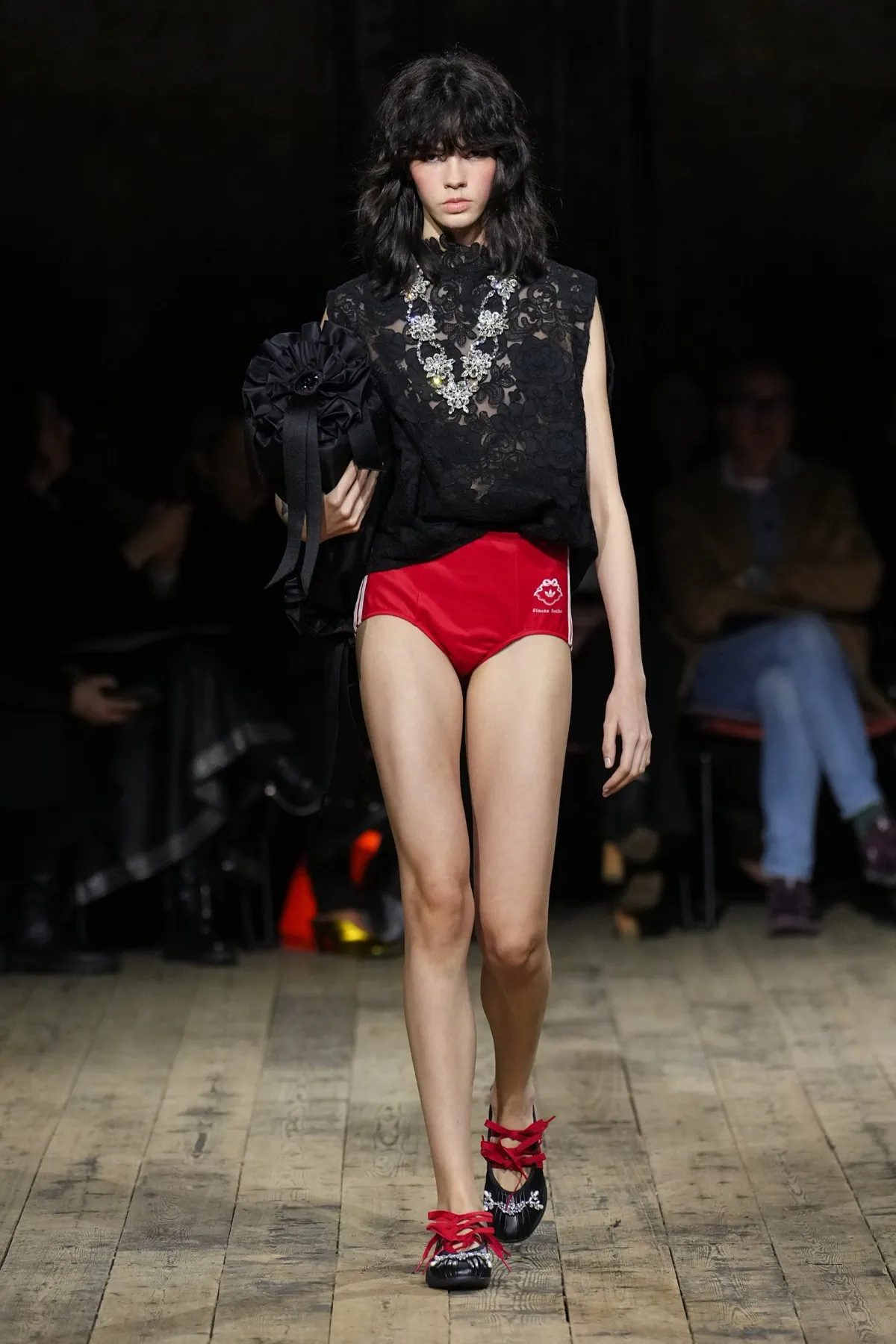 Simone Rocha Thu-Đông 2026: Khi thần thoại Ireland kết hợp với đồ thể thao adidas Simone Rocha Thu-Đông 2026 - London Fashion Week