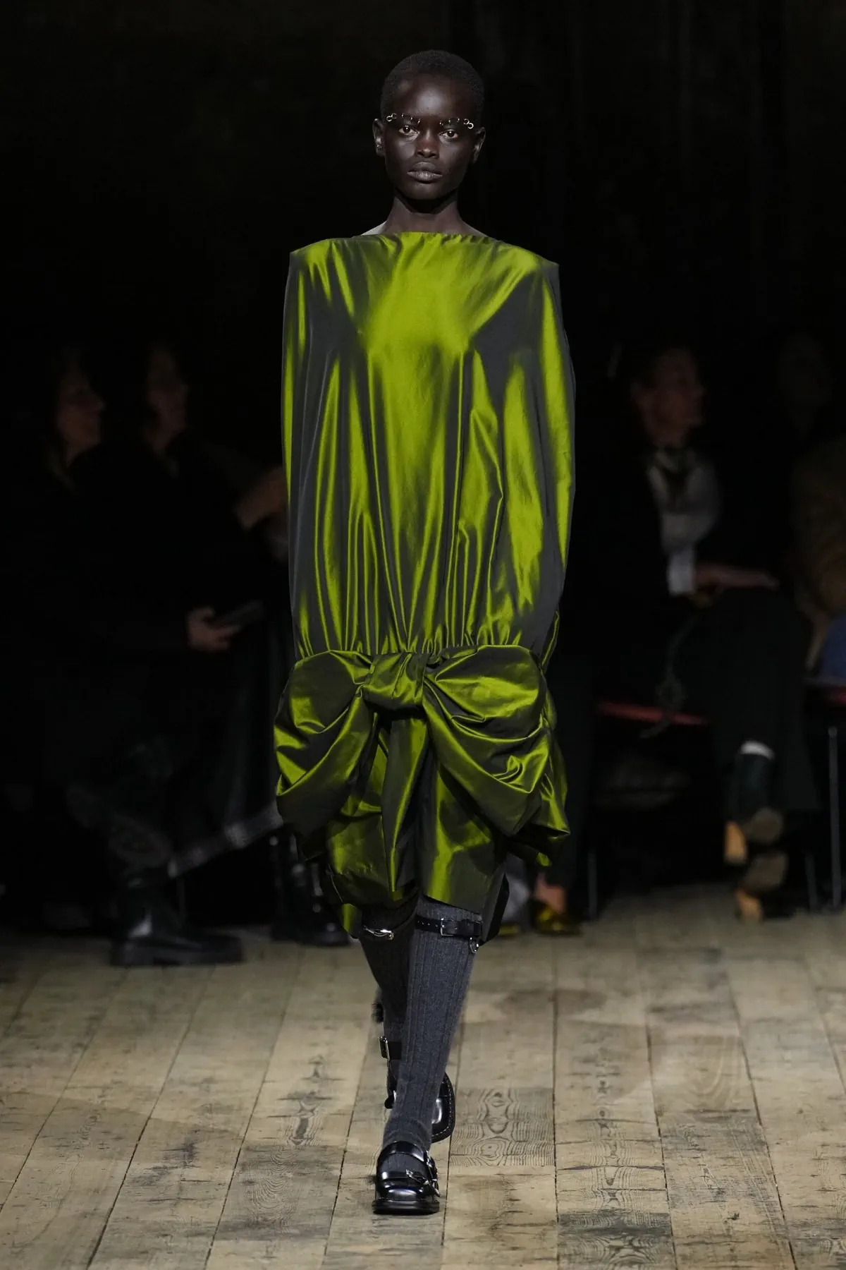 Simone Rocha Thu-Đông 2026: Khi thần thoại Ireland kết hợp với đồ thể thao adidas Simone Rocha Thu-Đông 2026 - London Fashion Week