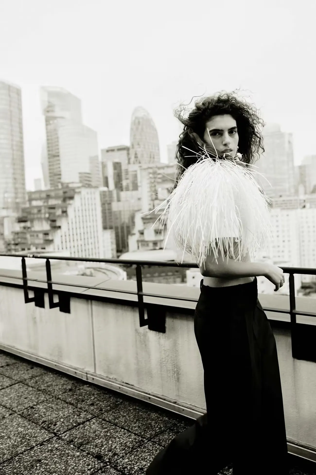 How To Spend It 14/02/2026: Sun Mizrahi chụp bởi Sonia Szóstak