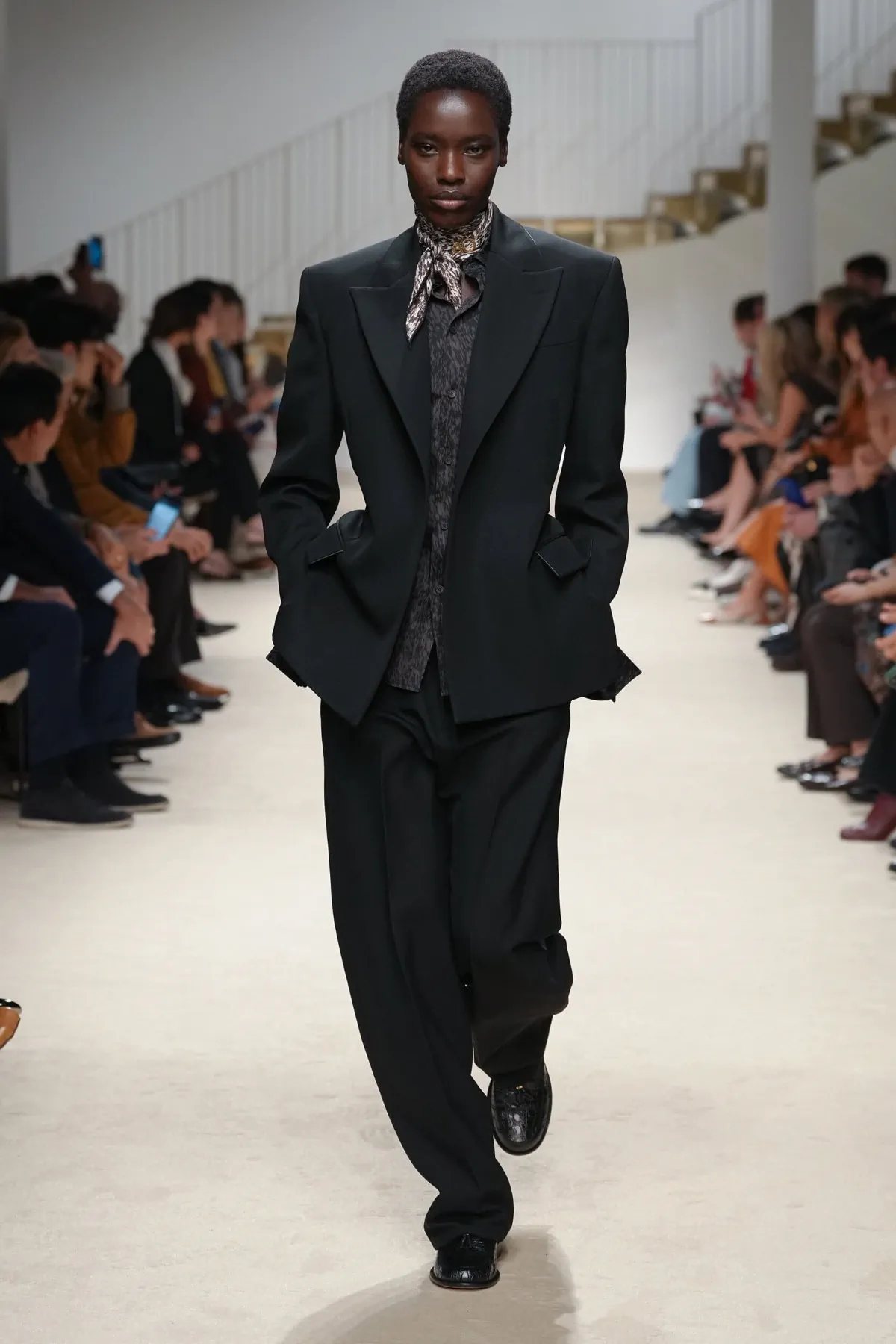 Tod's Thu-Đông 2026: Tuyên ngôn cá nhân của Matteo Tamburini Tod’s Thu-Đông 2026 - Milan Fashion Week