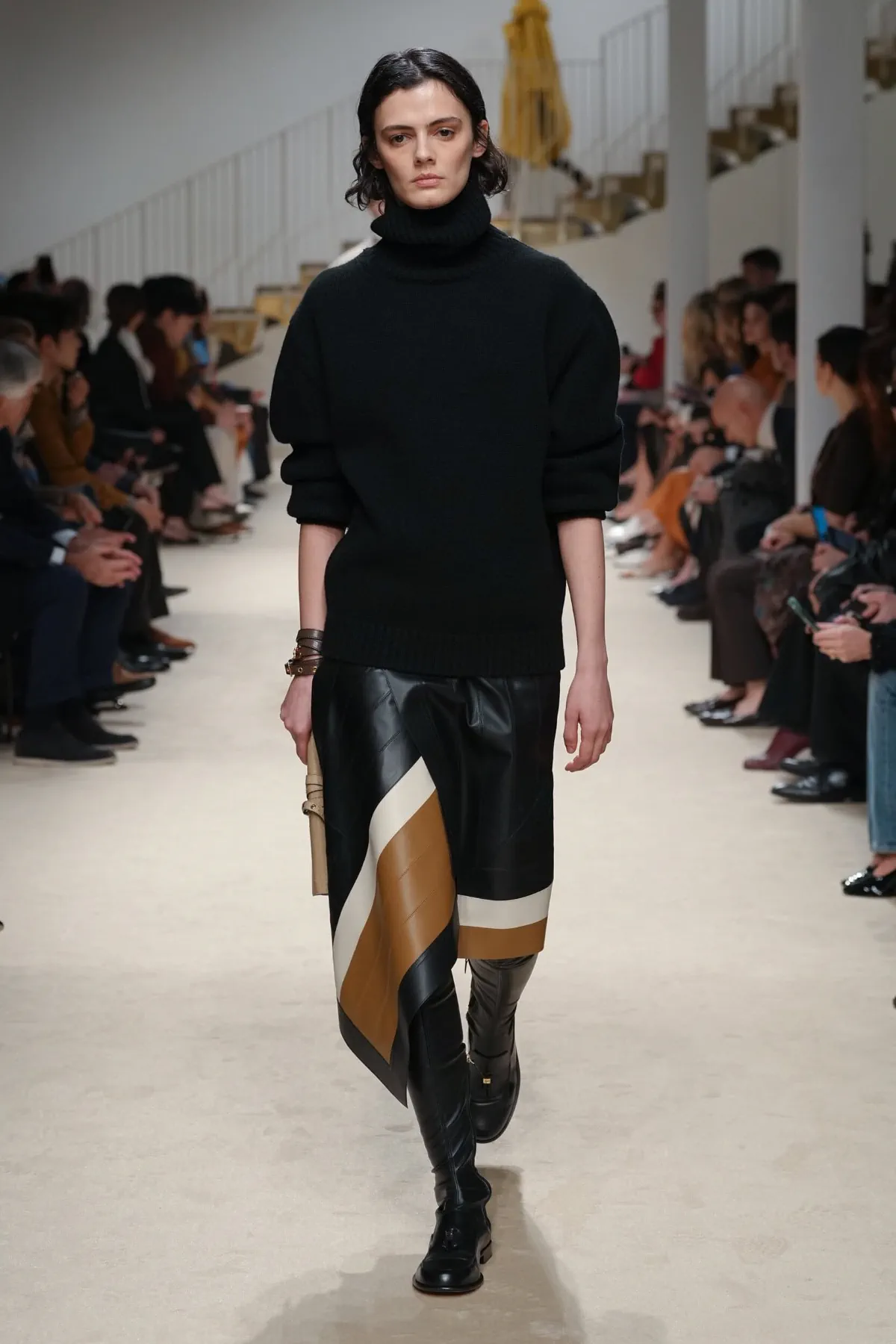 Tod's Thu-Đông 2026: Tuyên ngôn cá nhân của Matteo Tamburini Tod’s Thu-Đông 2026 - Milan Fashion Week