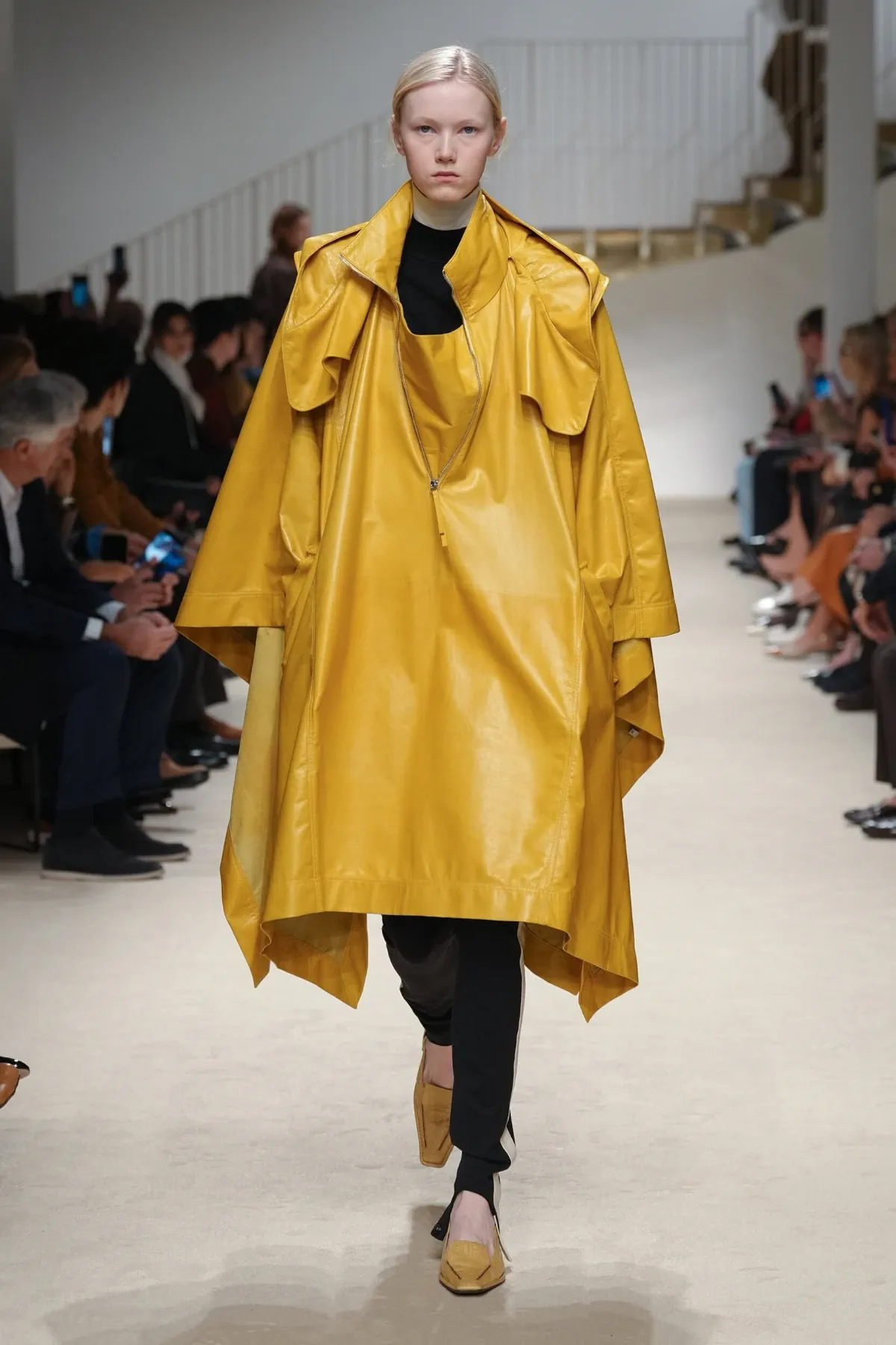 Tod's Thu-Đông 2026: Tuyên ngôn cá nhân của Matteo Tamburini Tod’s Thu-Đông 2026 - Milan Fashion Week