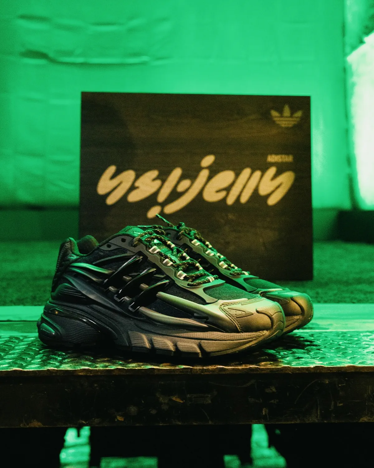 Virginia Adistar Jellyfish phát hành hai phối màu mới Triple Black và Royal Blue Virginia Adistar Jellyfish phát hành hai phối màu mới Triple Black và Royal Blue