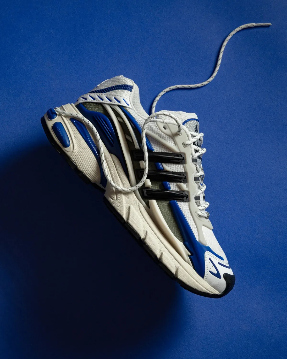 Virginia Adistar Jellyfish phát hành hai phối màu mới Triple Black và Royal Blue Virginia Adistar Jellyfish phát hành hai phối màu mới Triple Black và Royal Blue