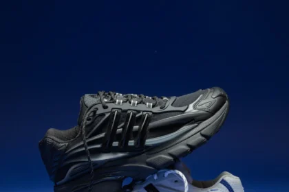 Virginia Adistar Jellyfish phát hành hai phối màu mới Triple Black và Royal Blue