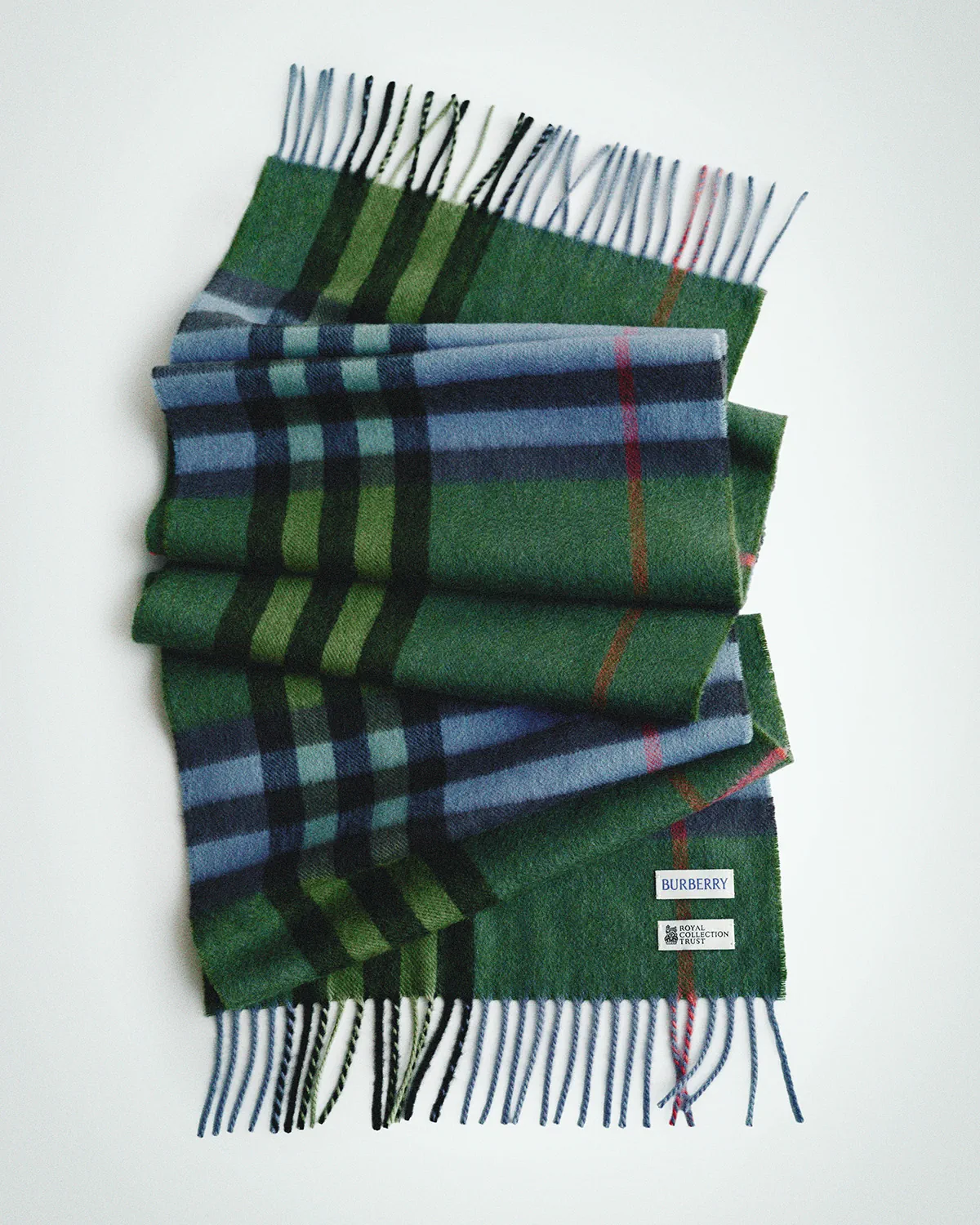 Burberry ra mắt bộ sưu tập nhân kỷ niệm 100 năm ngày sinh của Nữ hoàng Elizabeth II Burberry ra mắt bộ sưu tập nhân kỷ niệm 100 năm ngày sinh của Nữ hoàng Elizabeth II