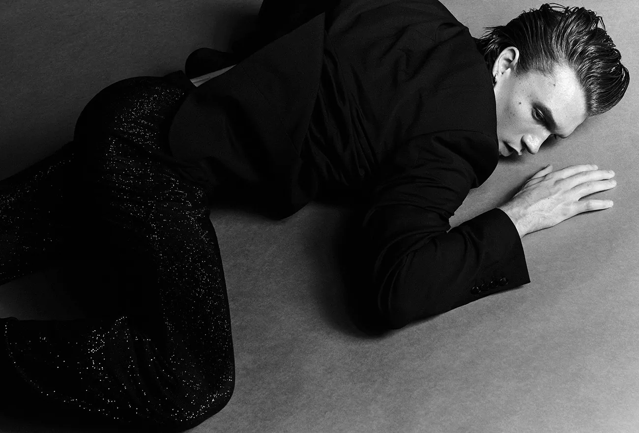 VMan Xuân/Hè 2026: Connor Storrie chụp bởi Luigi & Iango VMan Xuân/Hè 2026: Connor Storrie chụp bởi Luigi & Iango