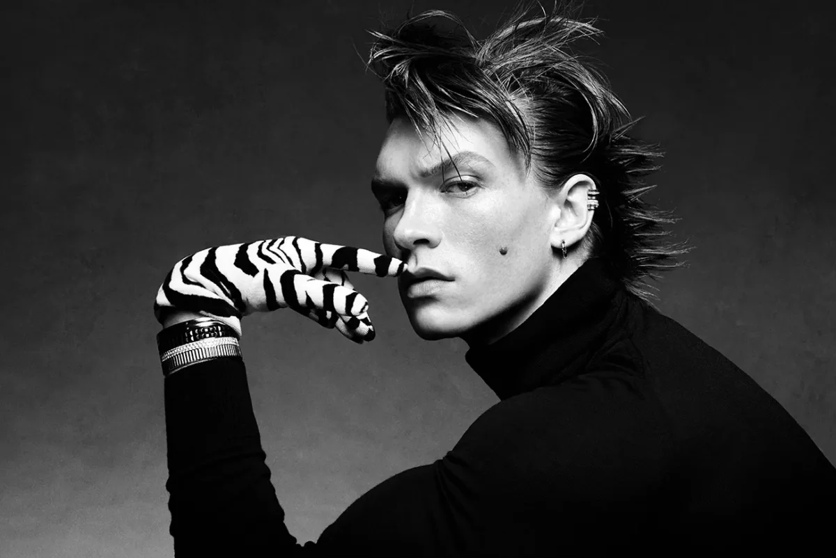 VMan Xuân/Hè 2026: Connor Storrie chụp bởi Luigi & Iango VMan Xuân/Hè 2026: Connor Storrie chụp bởi Luigi & Iango