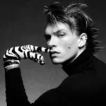 VMan Xuân/Hè 2026: Connor Storrie chụp bởi Luigi & Iango