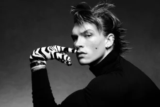 VMan Xuân/Hè 2026: Connor Storrie chụp bởi Luigi & Iango