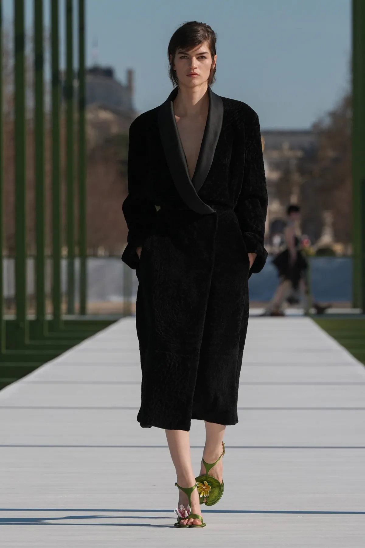 Dior Thu-Đông 2026: Giấc mơ xa xỉ hay chiến lược thương mại? Dior Thu-Đông 2026 - Paris Fashion Week
