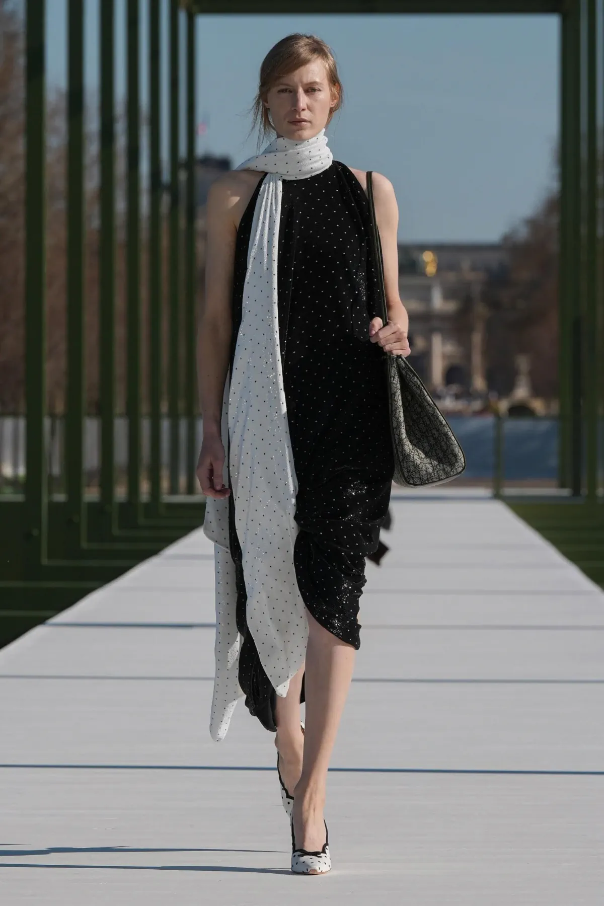 Dior Thu-Đông 2026: Giấc mơ xa xỉ hay chiến lược thương mại? Dior Thu-Đông 2026 - Paris Fashion Week