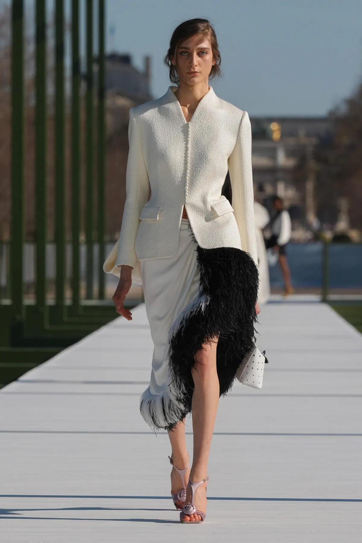 Dior Thu-Đông 2026: Giấc mơ xa xỉ hay chiến lược thương mại? Dior Thu-Đông 2026 - Paris Fashion Week