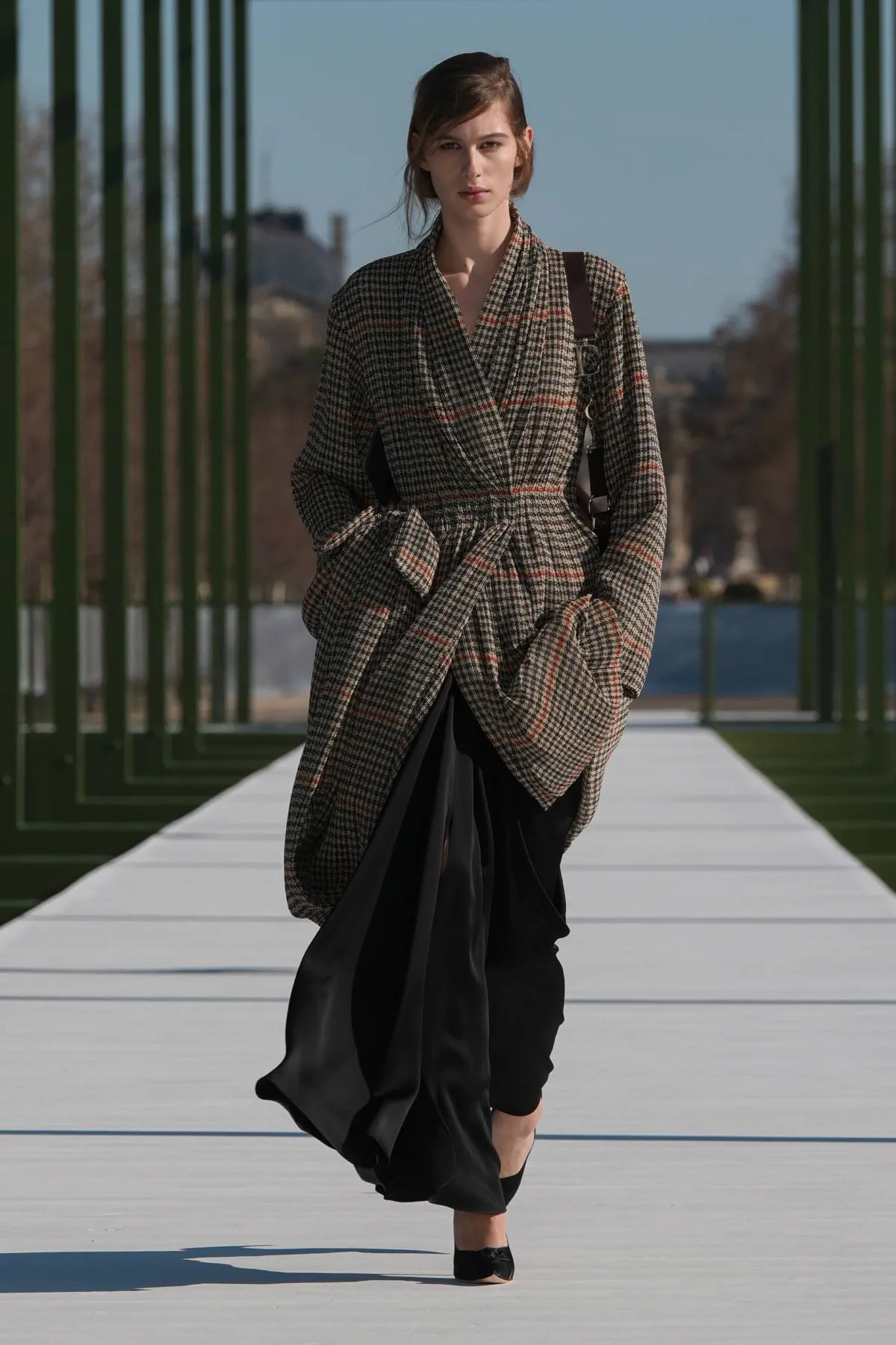 Dior Thu-Đông 2026: Giấc mơ xa xỉ hay chiến lược thương mại? Dior Thu-Đông 2026 - Paris Fashion Week