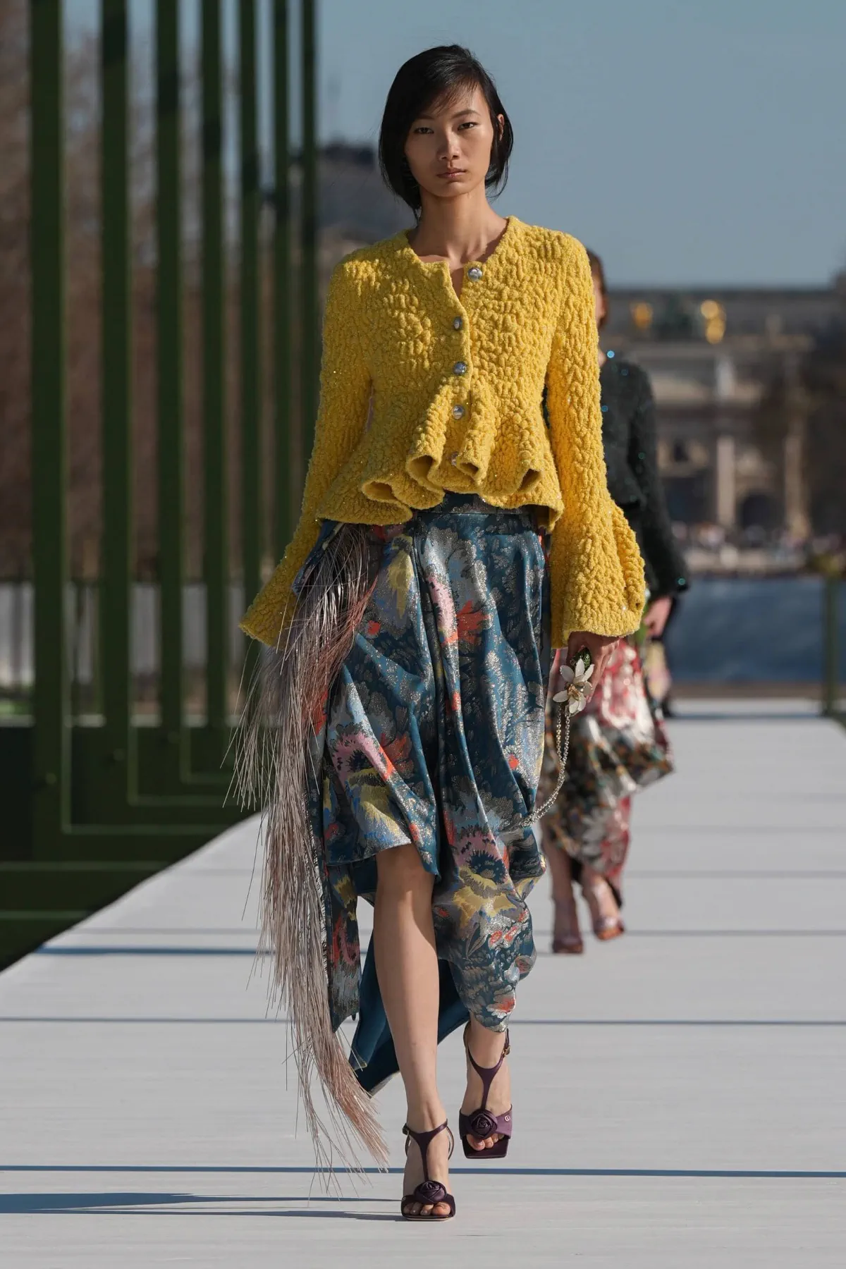 Dior Thu-Đông 2026: Giấc mơ xa xỉ hay chiến lược thương mại? Dior Thu-Đông 2026 - Paris Fashion Week