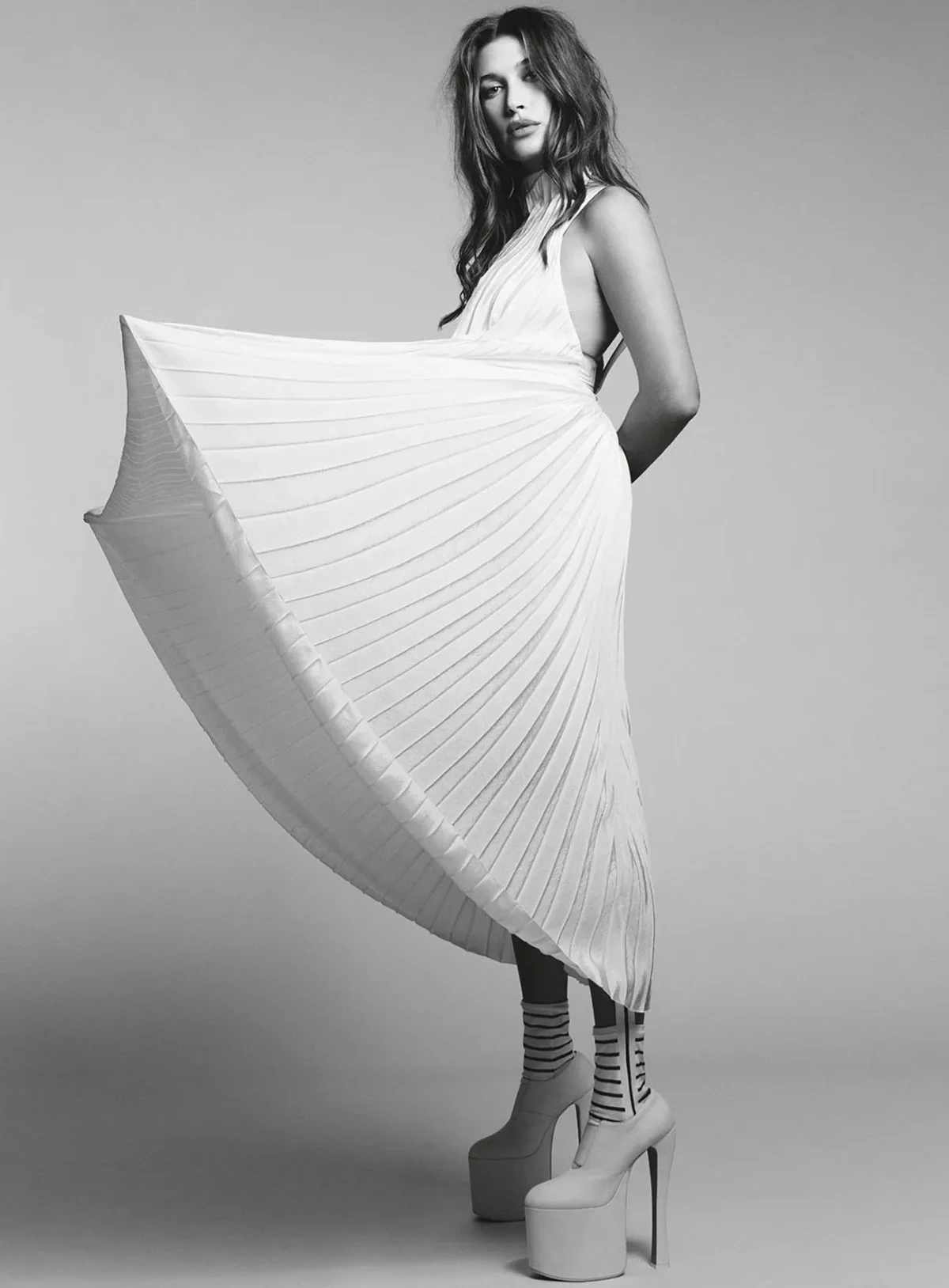 Vogue Australia 03/2026: Hailey Bieber chụp bởi Luigi & Iango