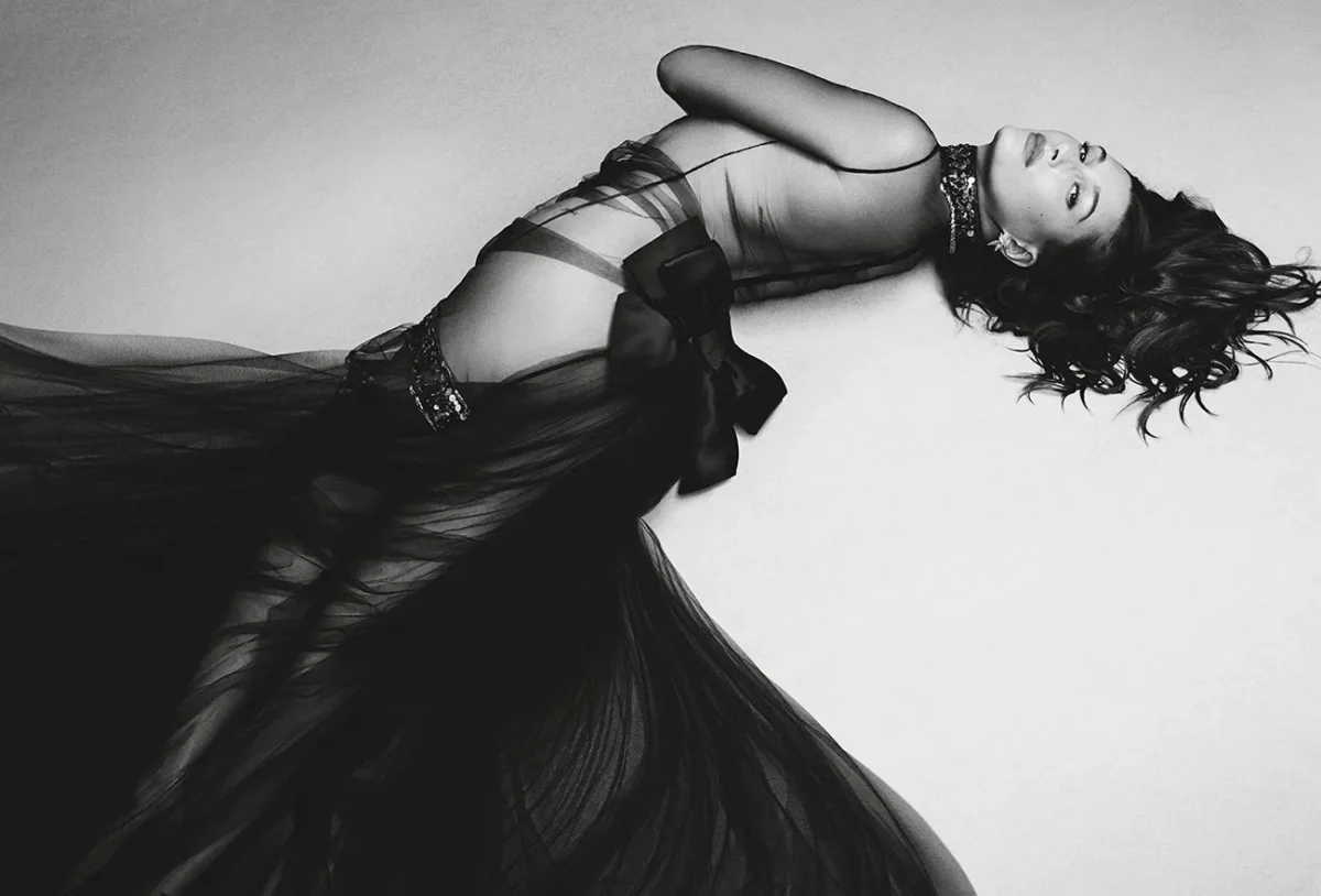 Vogue Australia 03/2026: Hailey Bieber chụp bởi Luigi & Iango