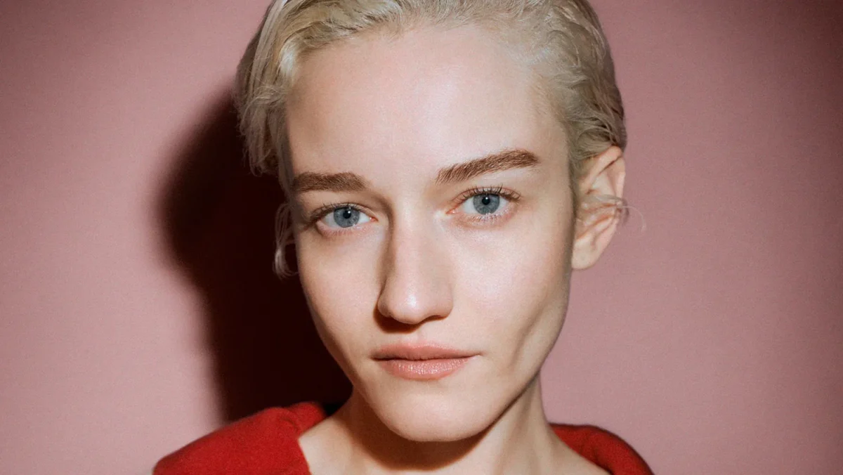 Loewe chỉ định Julia Garner là tân đại sứ thương hiệu toàn cầu