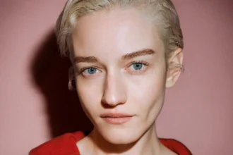 Loewe chỉ định Julia Garner là tân đại sứ thương hiệu toàn cầu