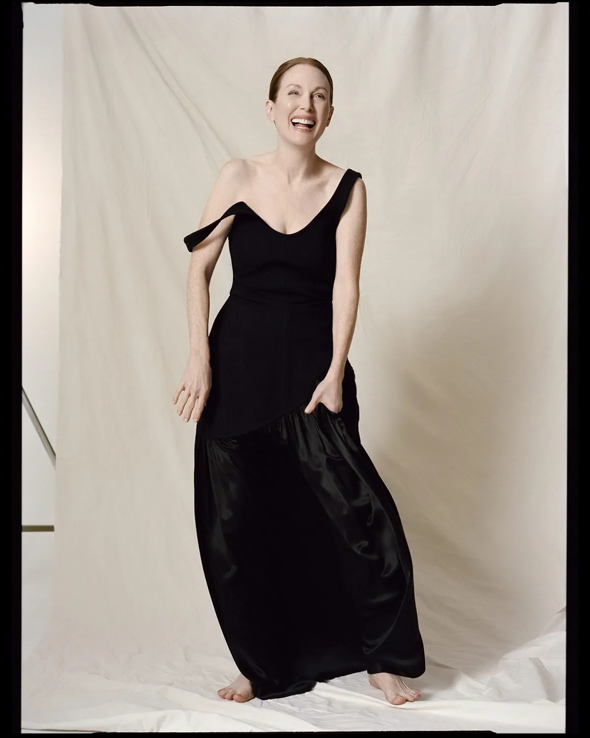 D la Repubblica 21/03/2026: Julianne Moore mặc Bottega Veneta, chụp bởi Sean Thomas D la Repubblica 21/03/2026: Julianne Moore mặc Bottega Veneta, chụp bởi Sean Thomas