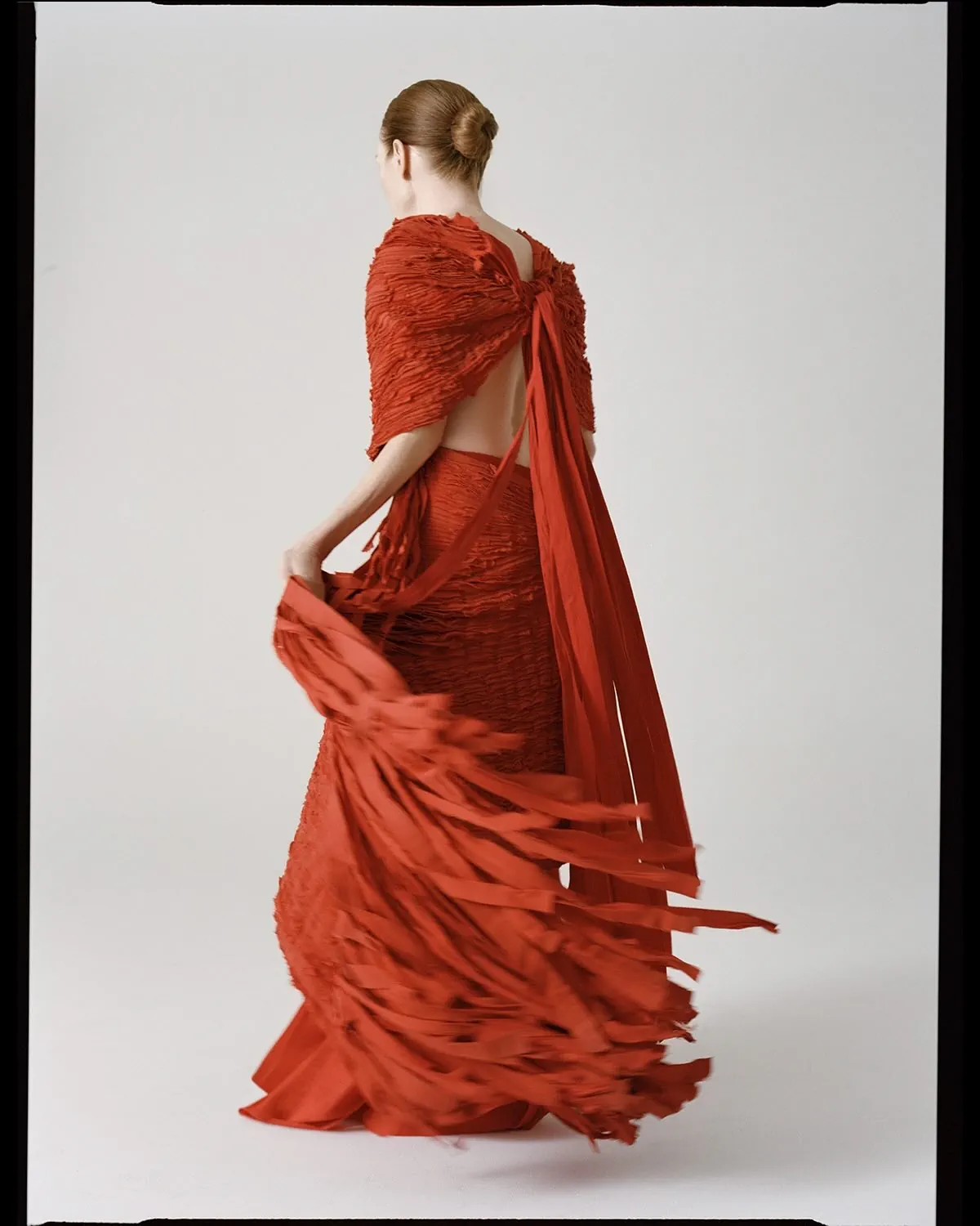 D la Repubblica 21/03/2026: Julianne Moore mặc Bottega Veneta, chụp bởi Sean Thomas D la Repubblica 21/03/2026: Julianne Moore mặc Bottega Veneta, chụp bởi Sean Thomas