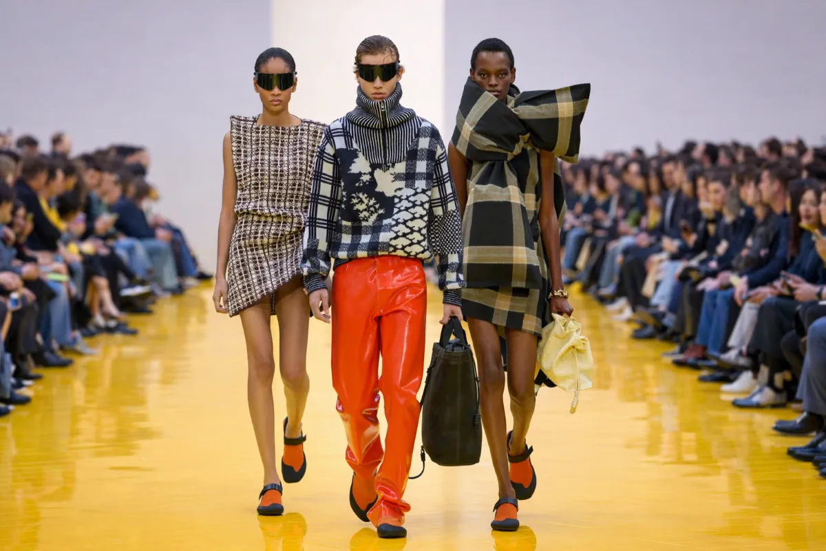 Loewe Thu-Đông 2026: Sự phá cách đầy tươi mới Loewe Thu-Đông 2026 - Paris Fashion Week