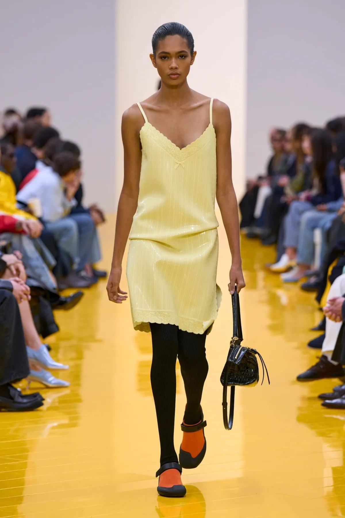 Loewe Thu-Đông 2026: Sự phá cách đầy tươi mới Loewe Thu-Đông 2026 - Paris Fashion Week