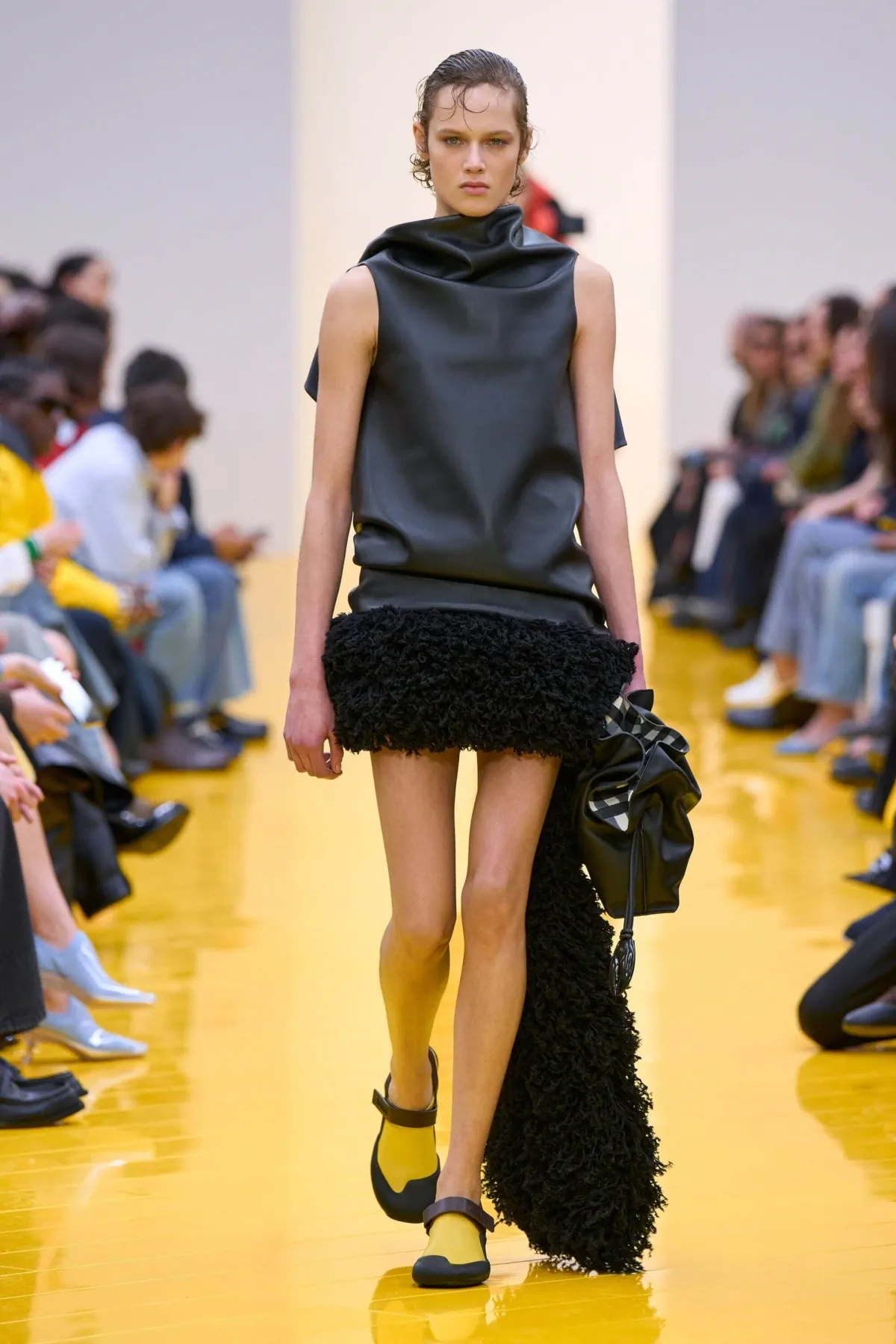 Loewe Thu-Đông 2026: Sự phá cách đầy tươi mới Loewe Thu-Đông 2026 - Paris Fashion Week