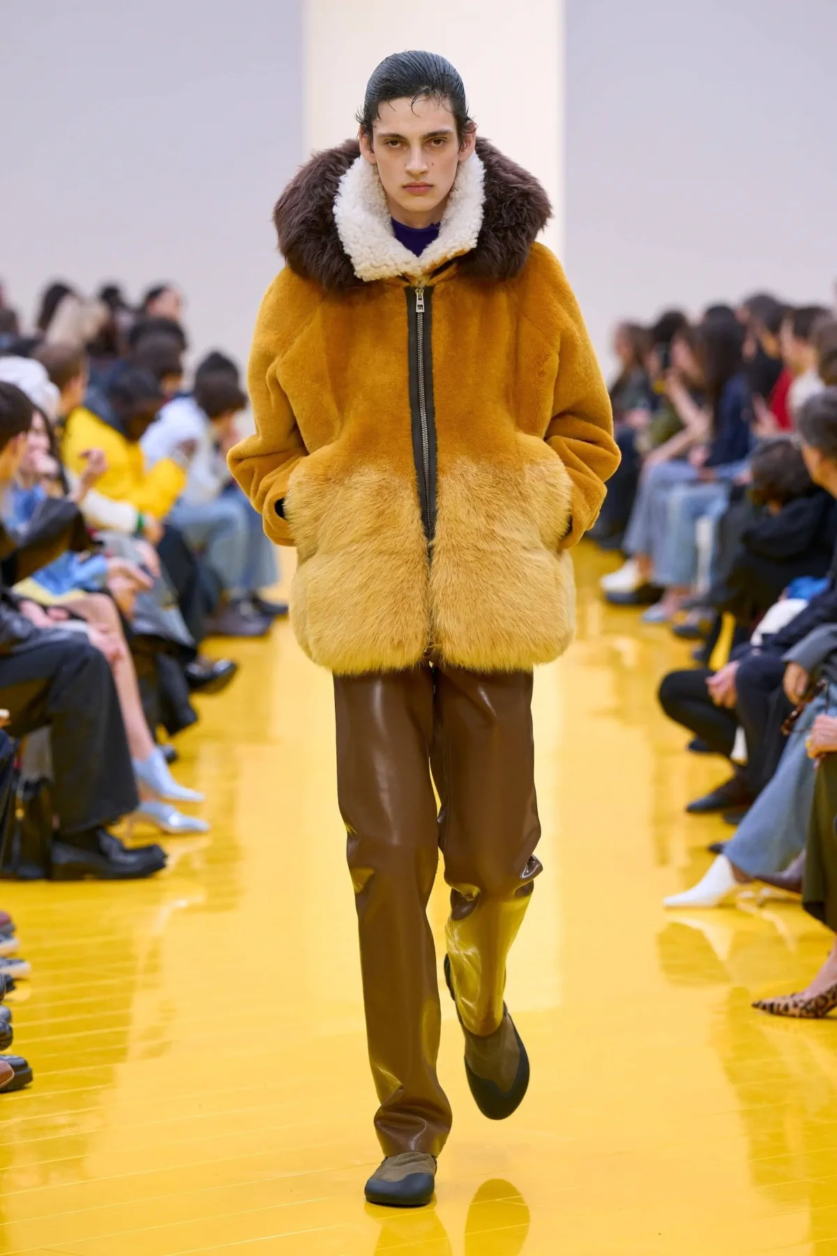 Loewe Thu-Đông 2026: Sự phá cách đầy tươi mới Loewe Thu-Đông 2026 - Paris Fashion Week