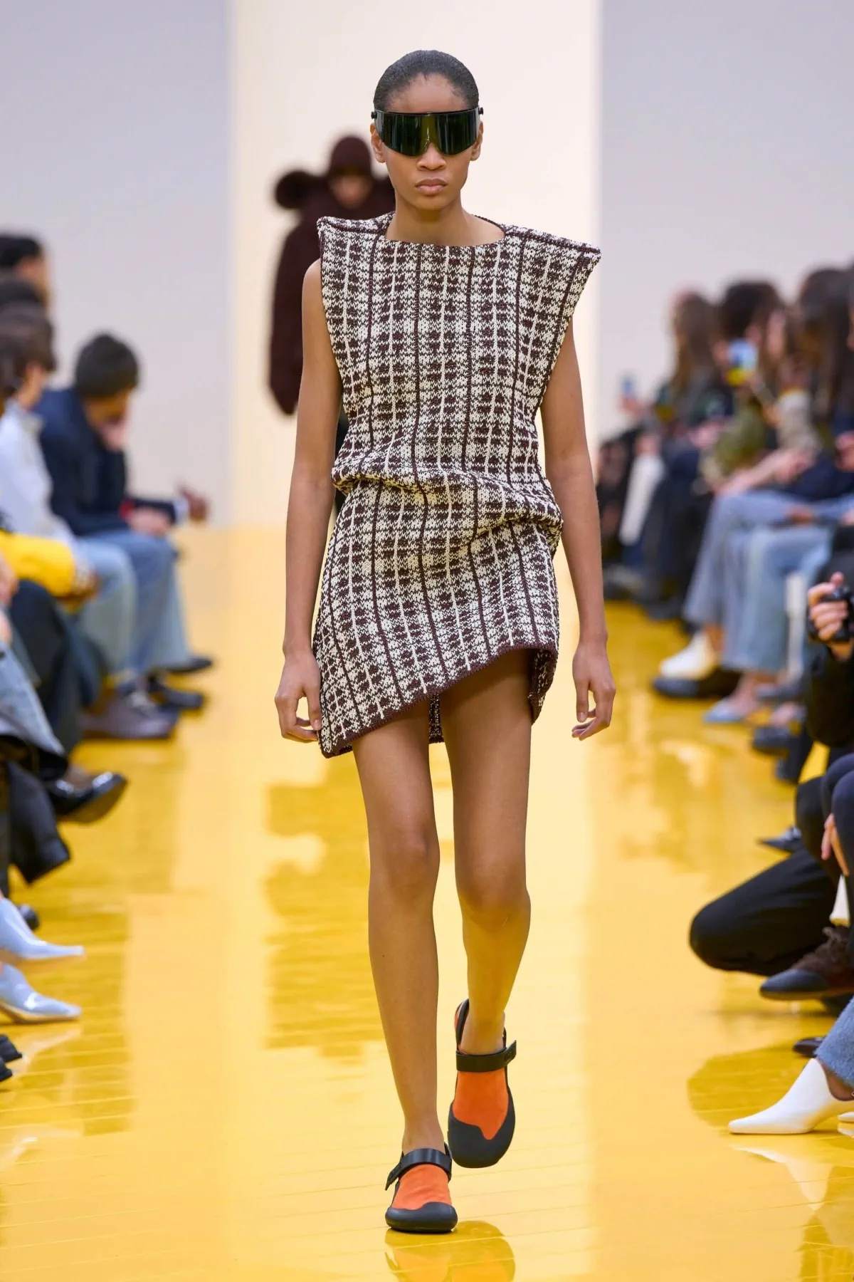 Loewe Thu-Đông 2026: Sự phá cách đầy tươi mới Loewe Thu-Đông 2026 - Paris Fashion Week